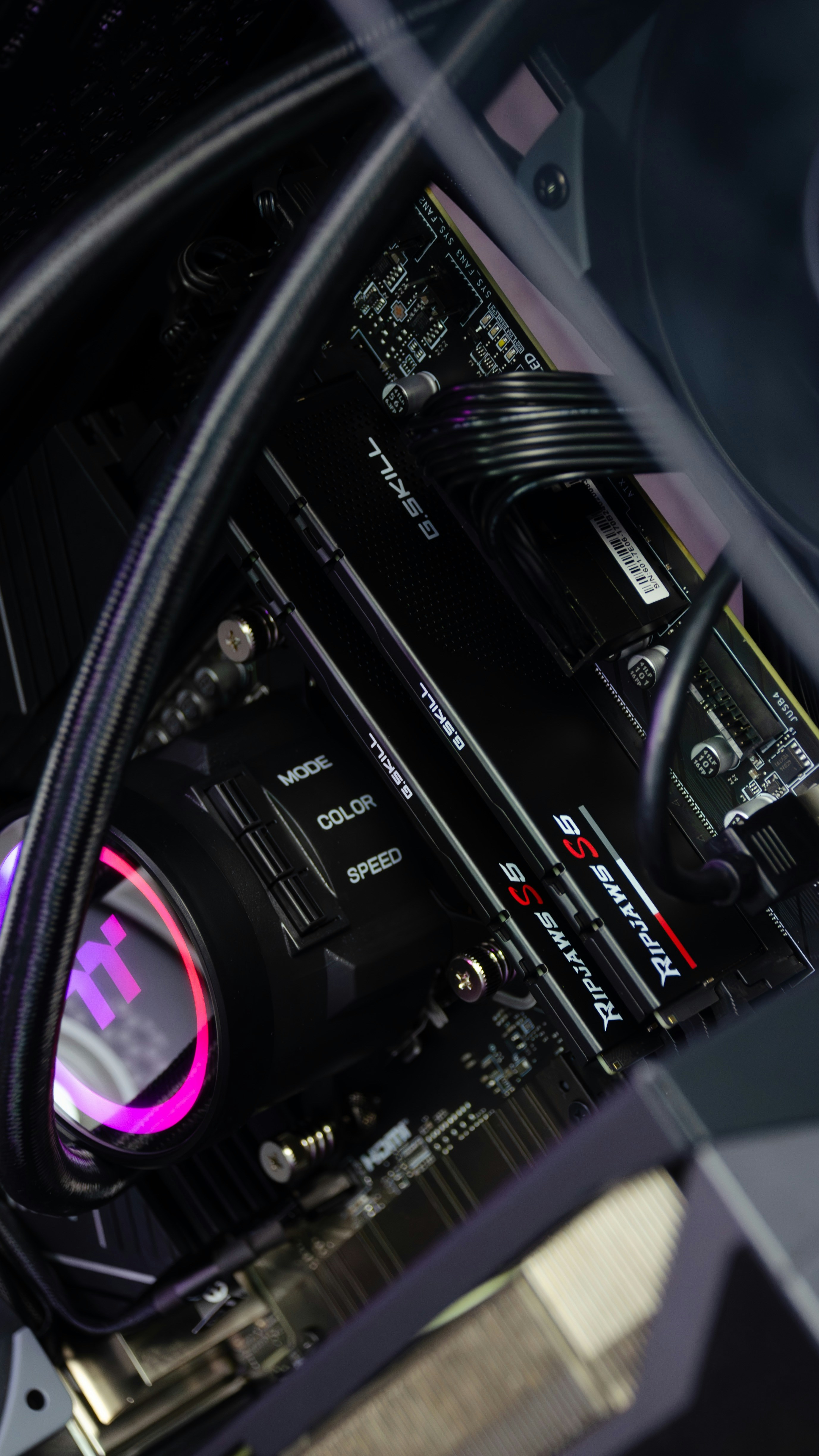 El interior de la carcasa de un ordenador con una luz púrpura