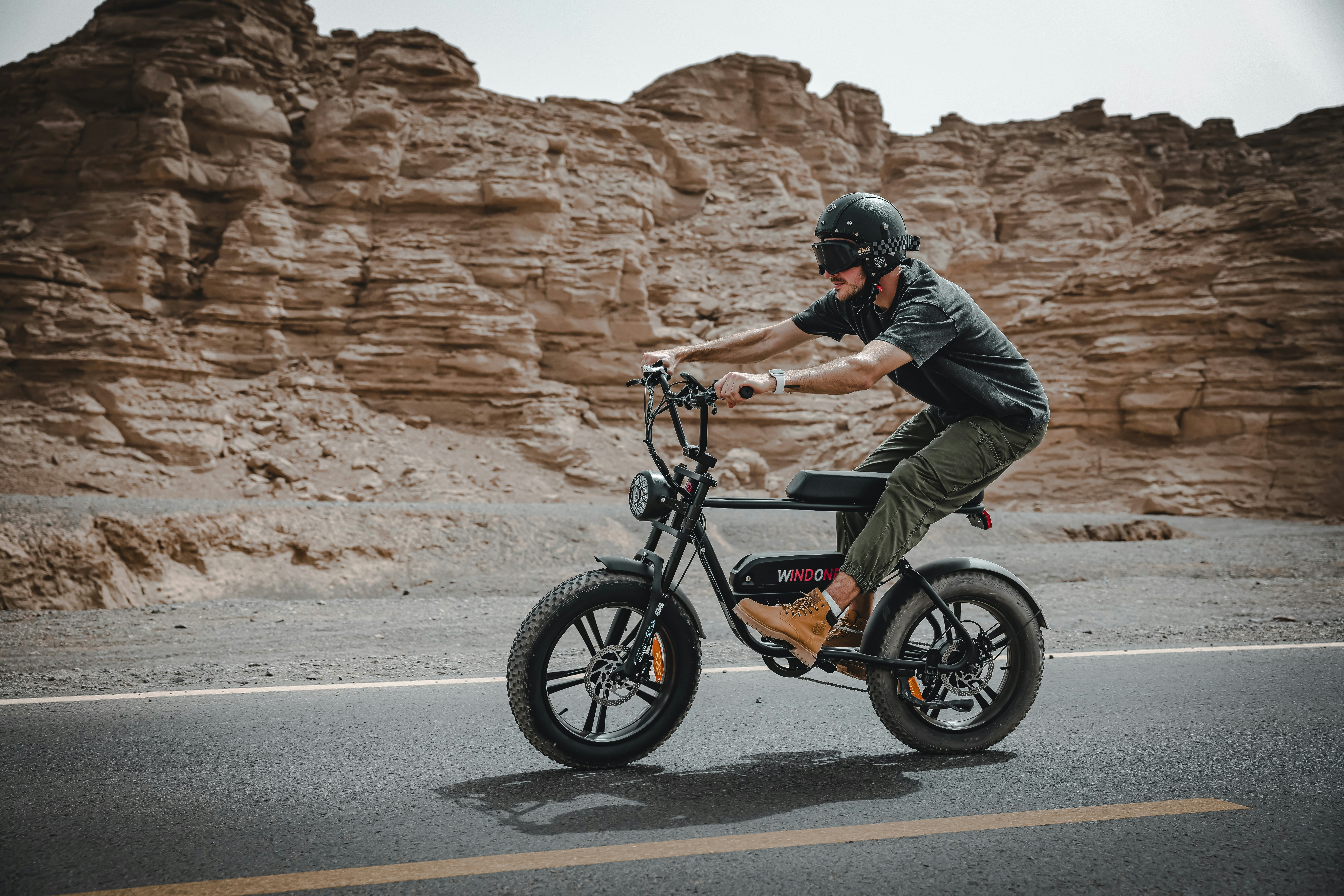 Un hombre montando en bicicleta por el medio de una carretera foto ...