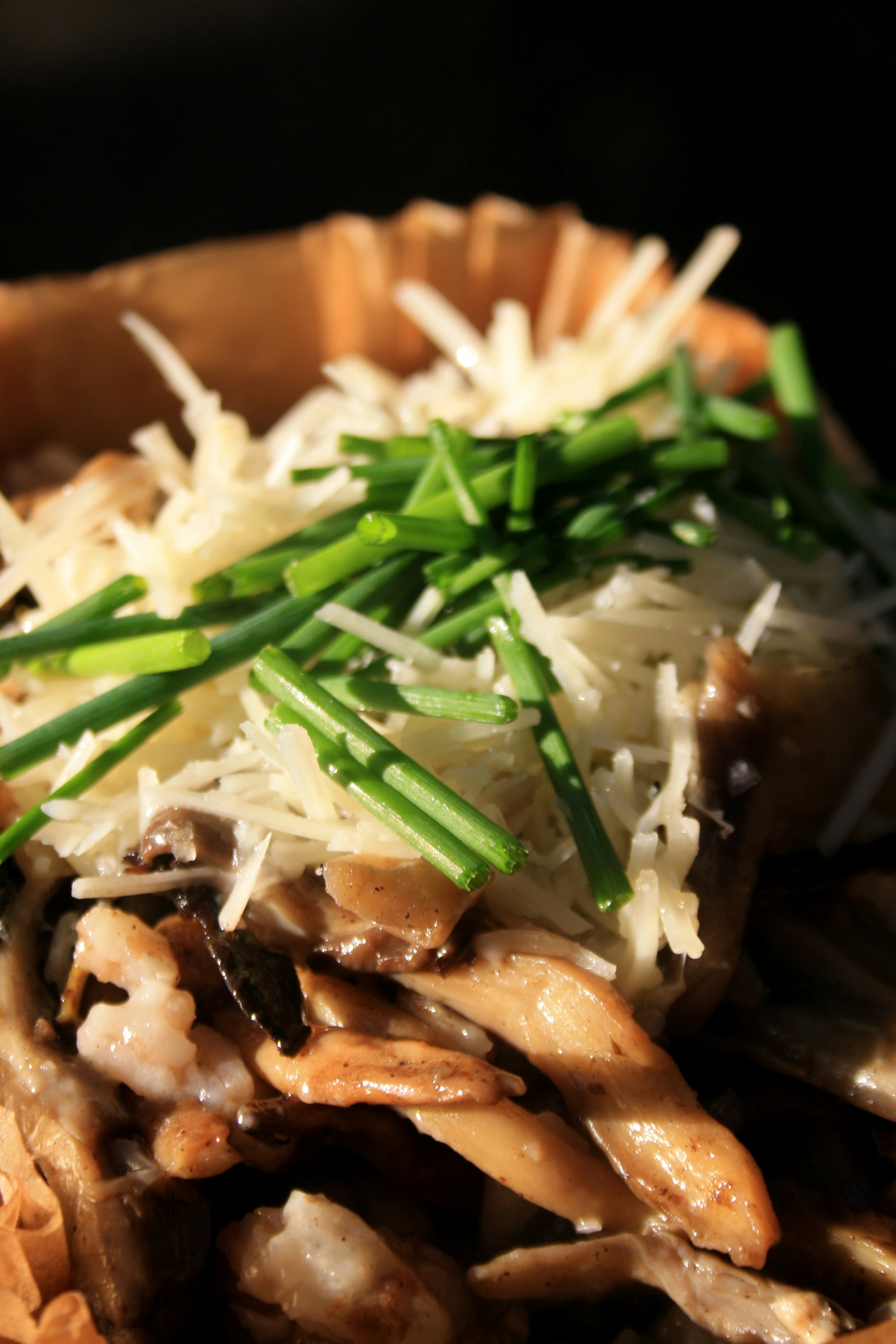 Nahaufnahme eines Tellers mit Essen mit Pilzen