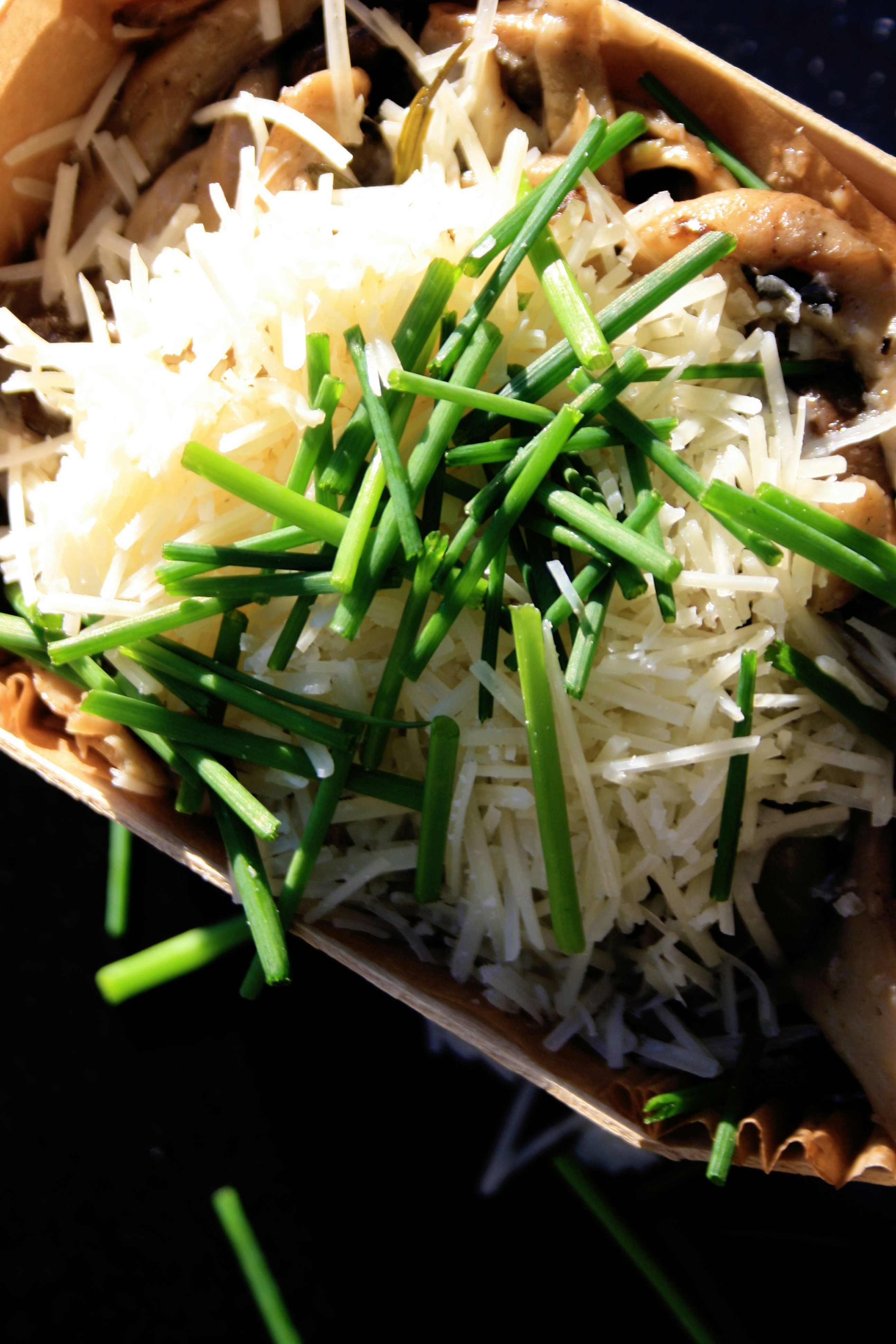 Eine Nahaufnahme von Essen in einer Schachtel auf einem Tisch