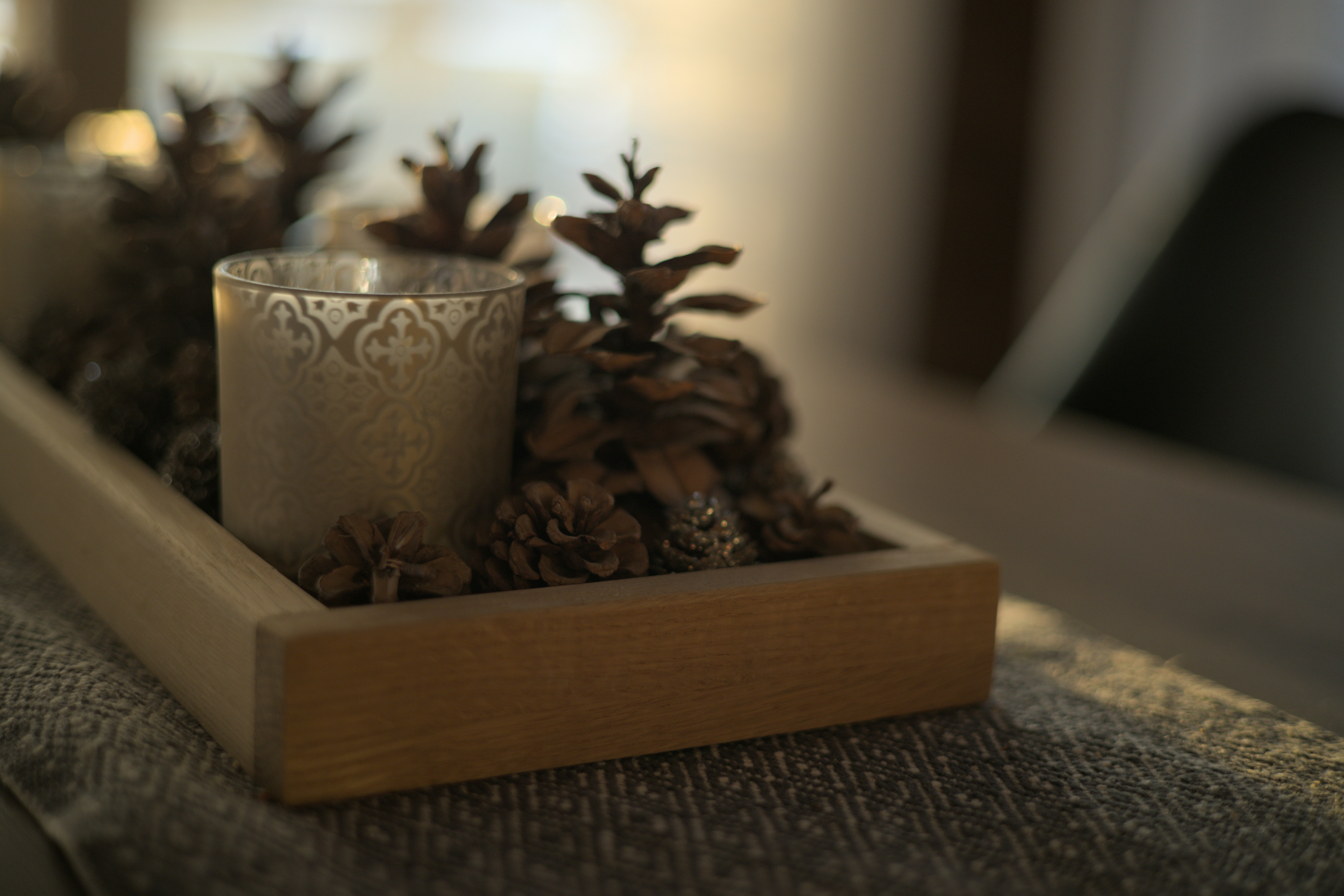 Pinhas e uma vela em uma mesa