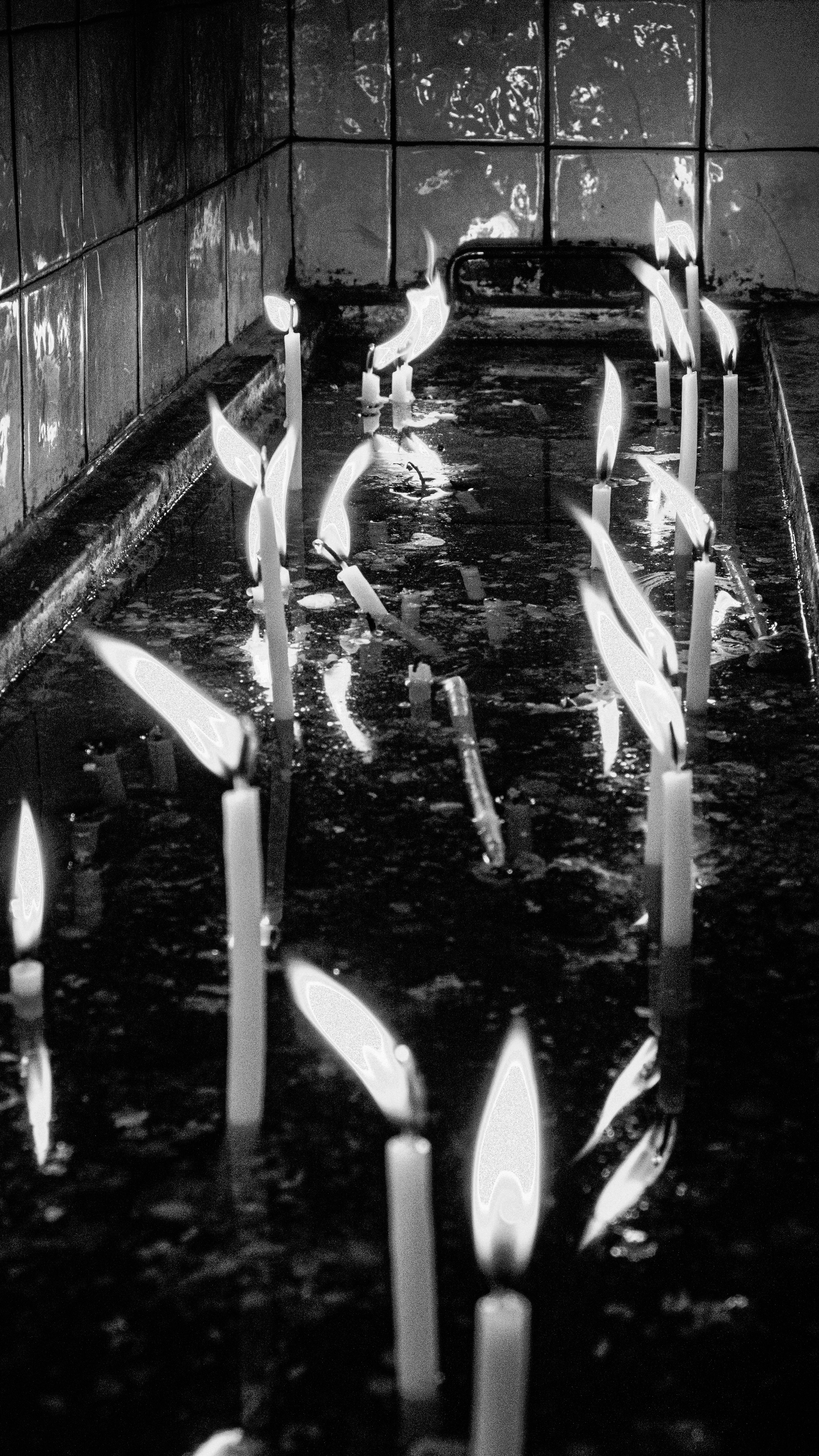 A bunch of candles that are in the water