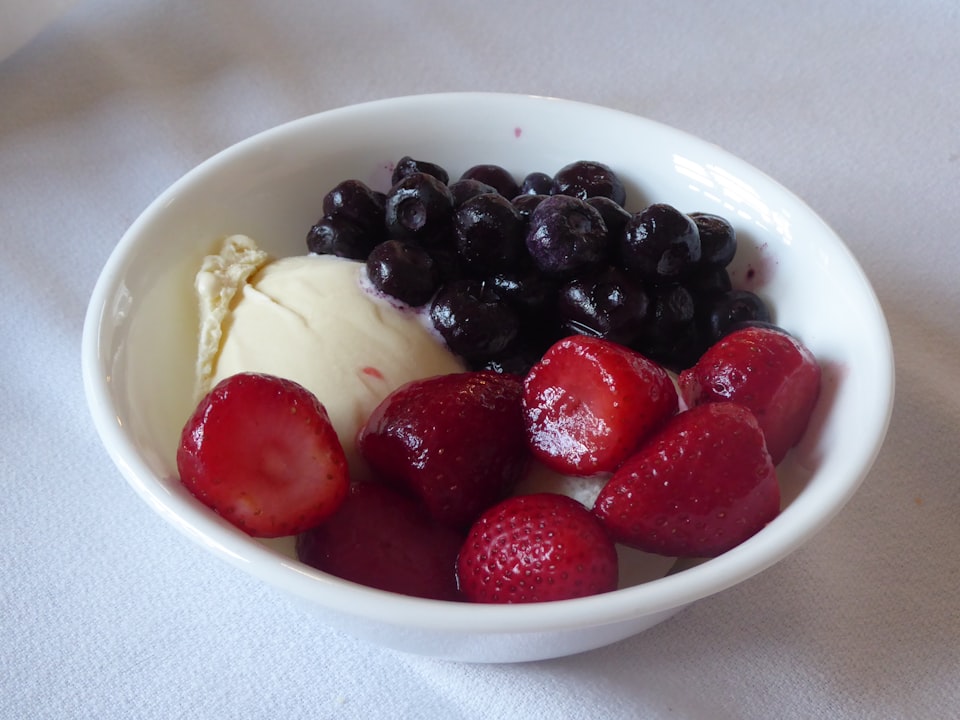 Pudín de Chía con Frutos Rojos y Yogur Griego