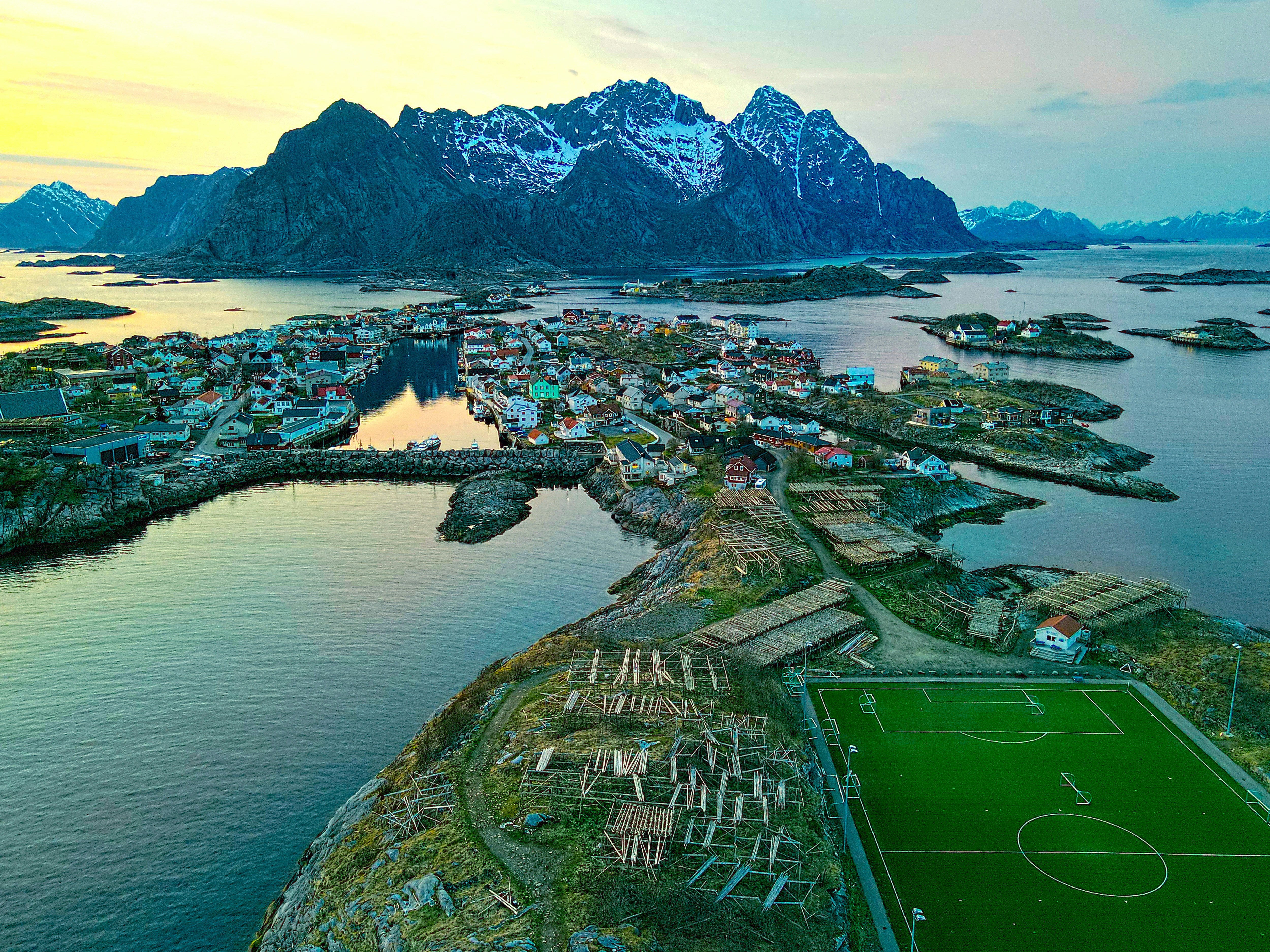 Photo of Henningsvær
