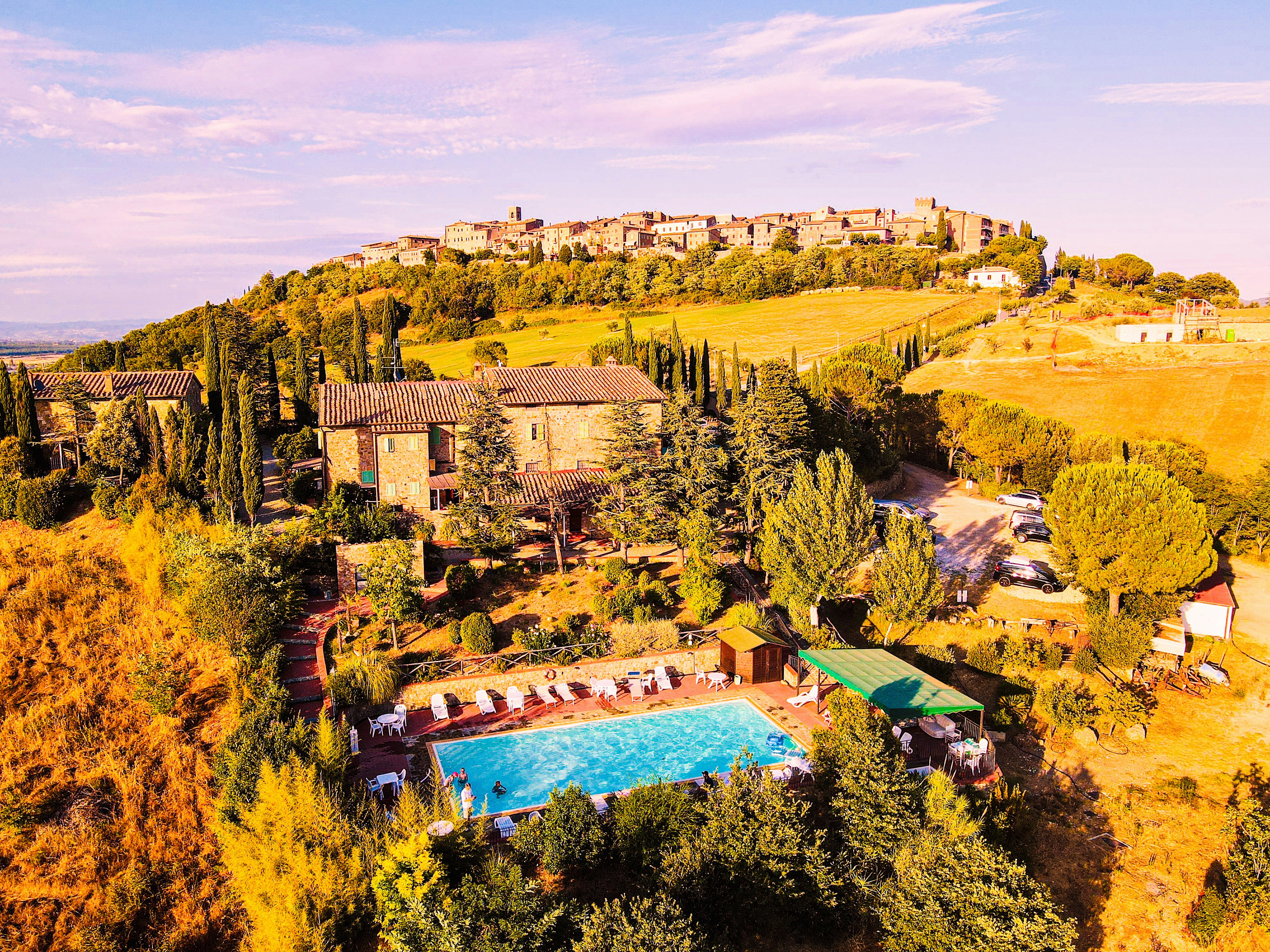 Eine Luftaufnahme eines Resorts mit Swimmingpool