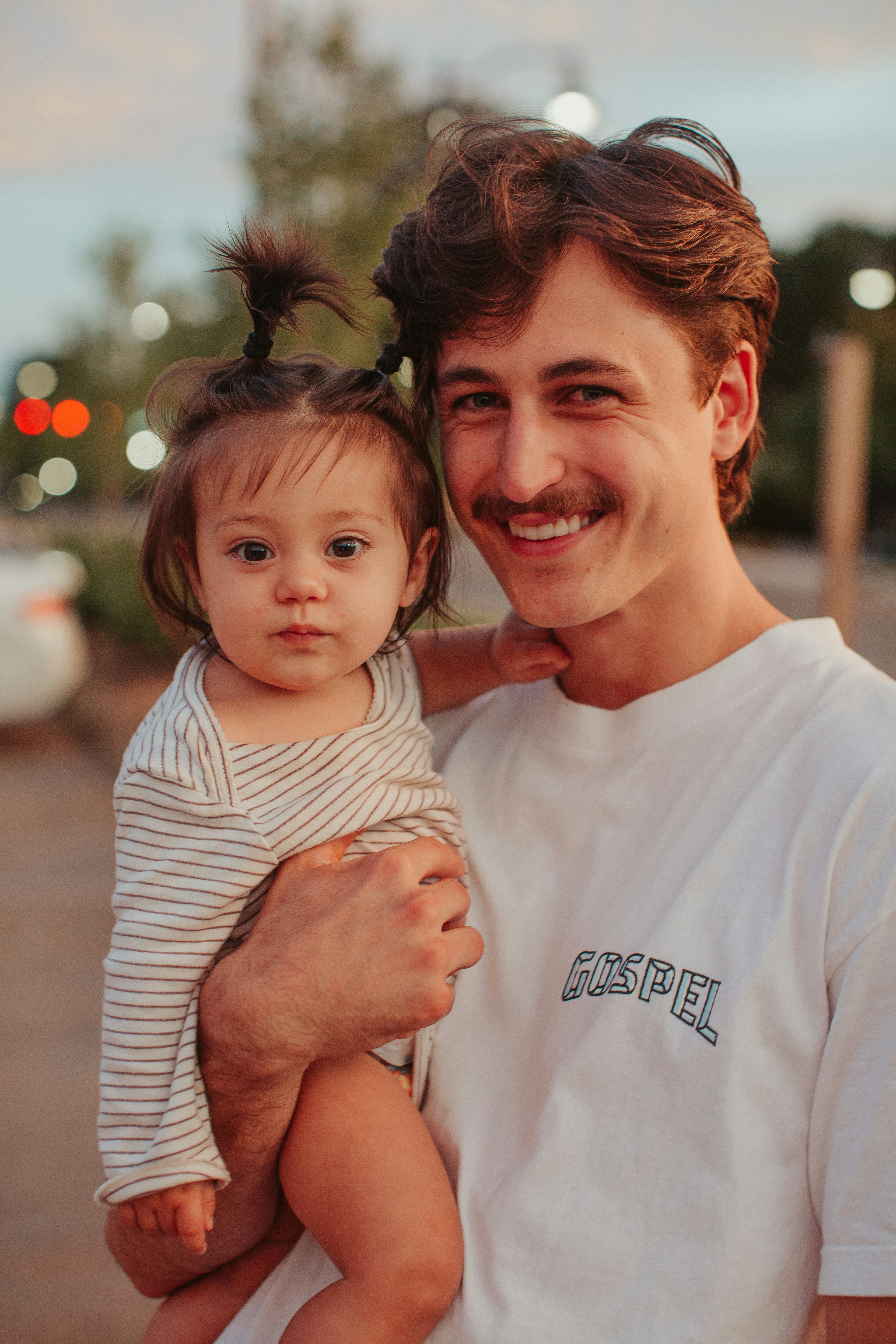 Imágenes de Una Niña Con Su Papa | Descarga imágenes gratuitas en Unsplash