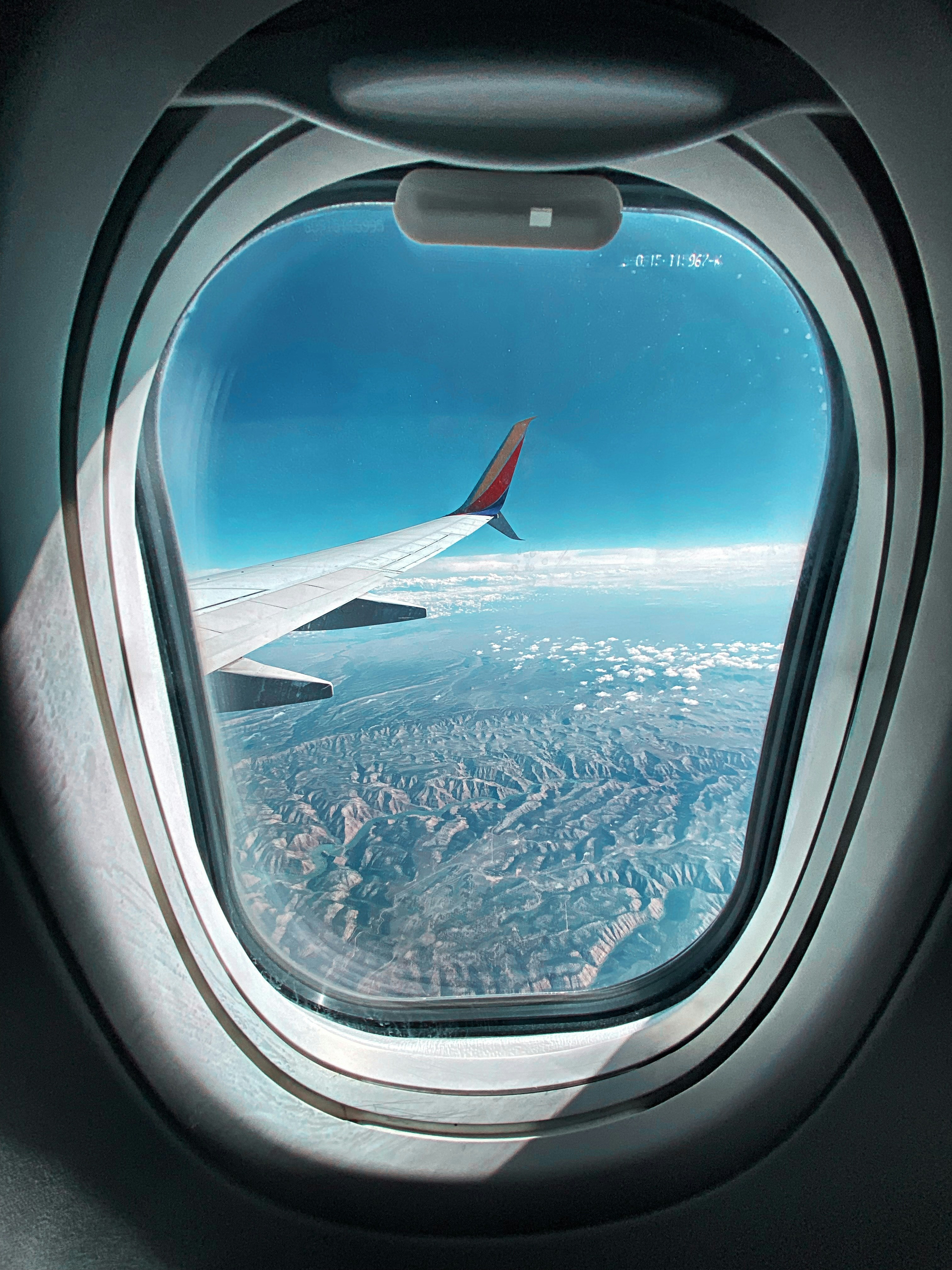 窓から見える飛行機の翼の写真 – Unsplashの車の無料画像