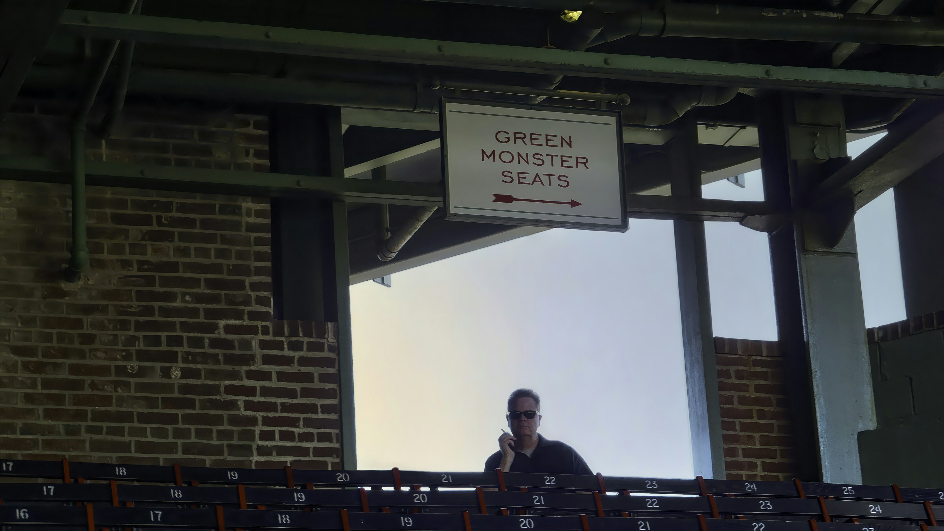 Ein Mann sitzt auf einer Bank in einem Gebäude