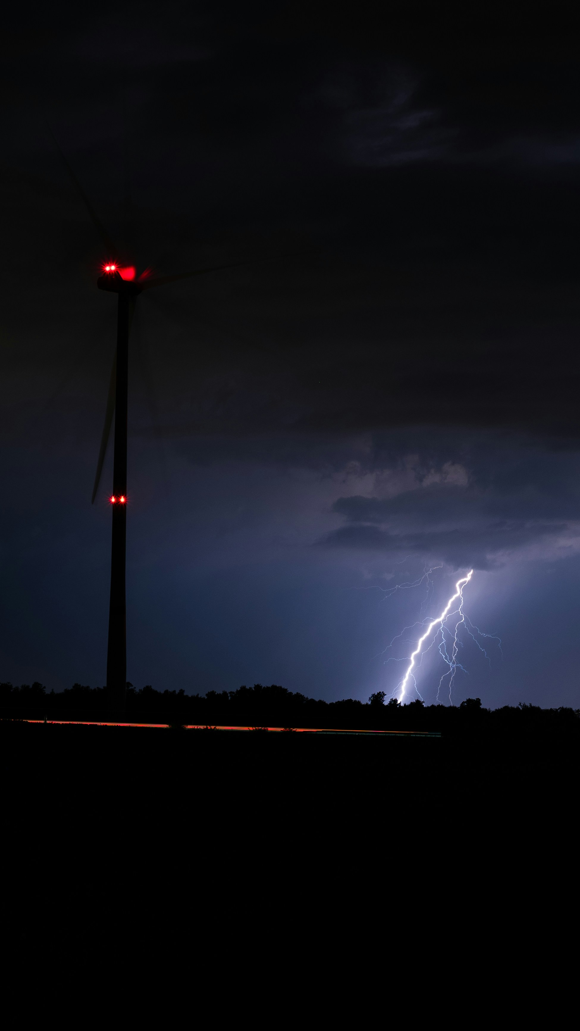 A lightning bolt hitting through a dark sky photo – Free Austria Image ...