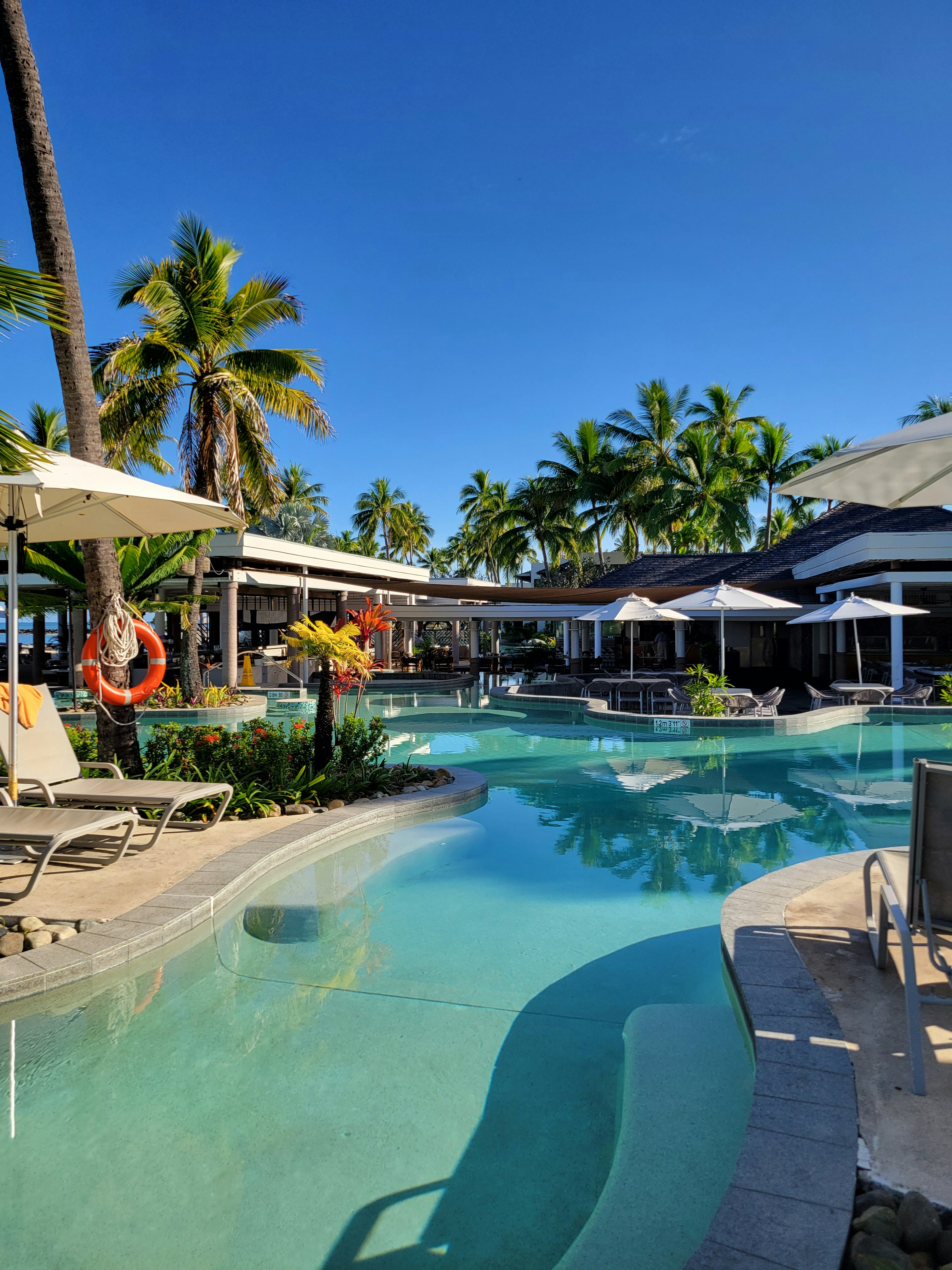 gray computer monitor