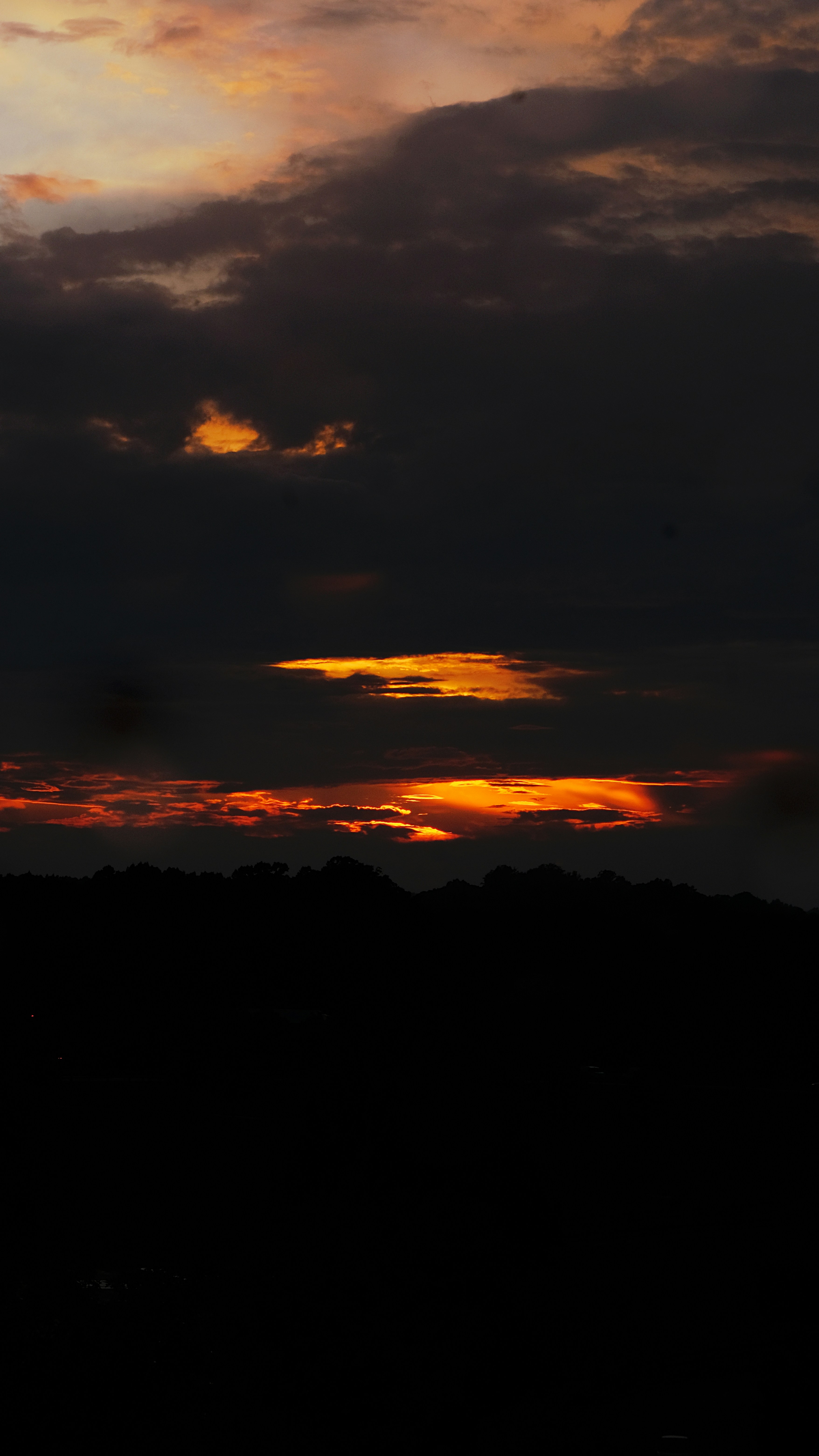 Un avión volando en el cielo al atardecer