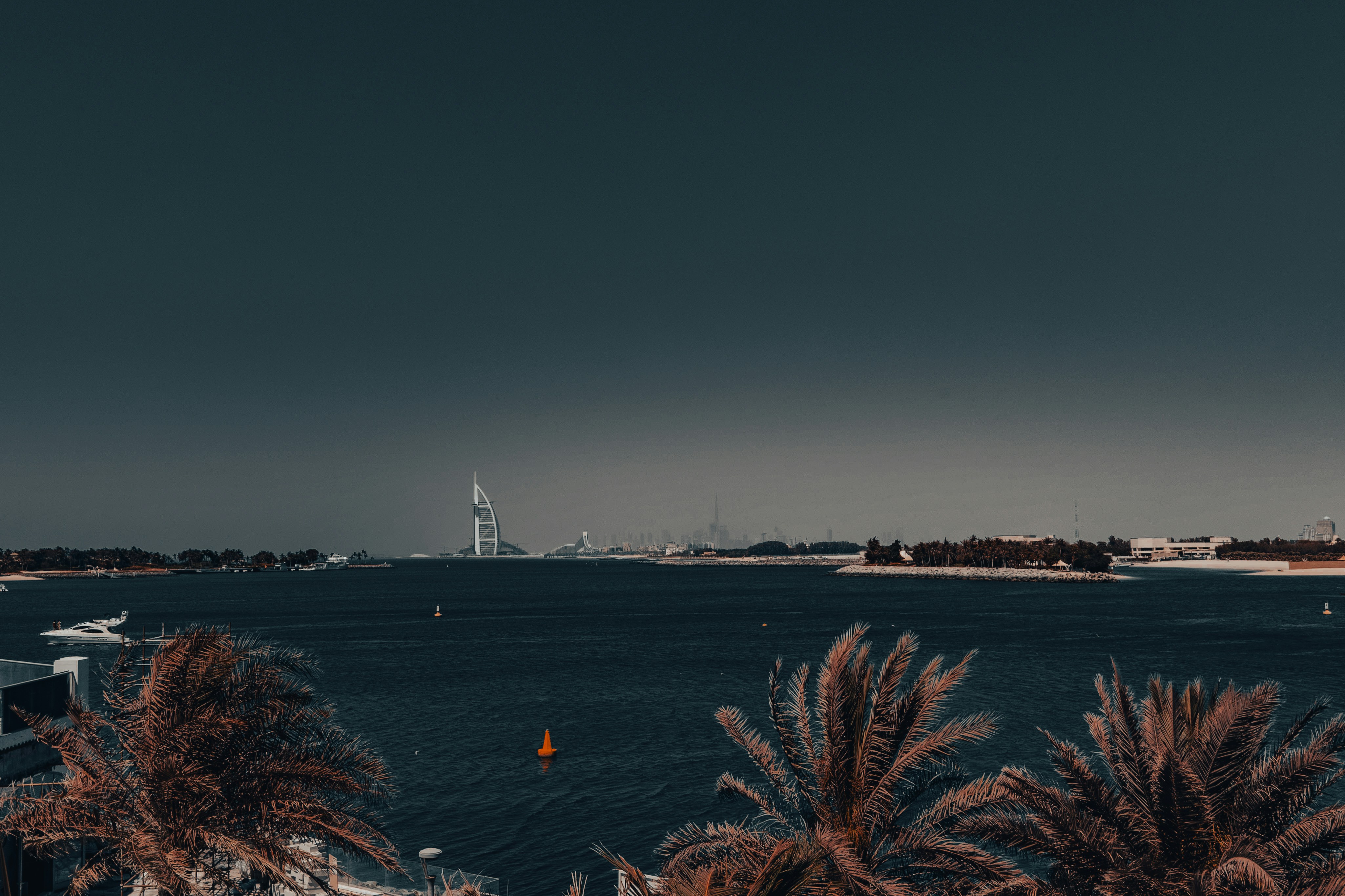 Uma vista de um corpo de água com um farol à distância