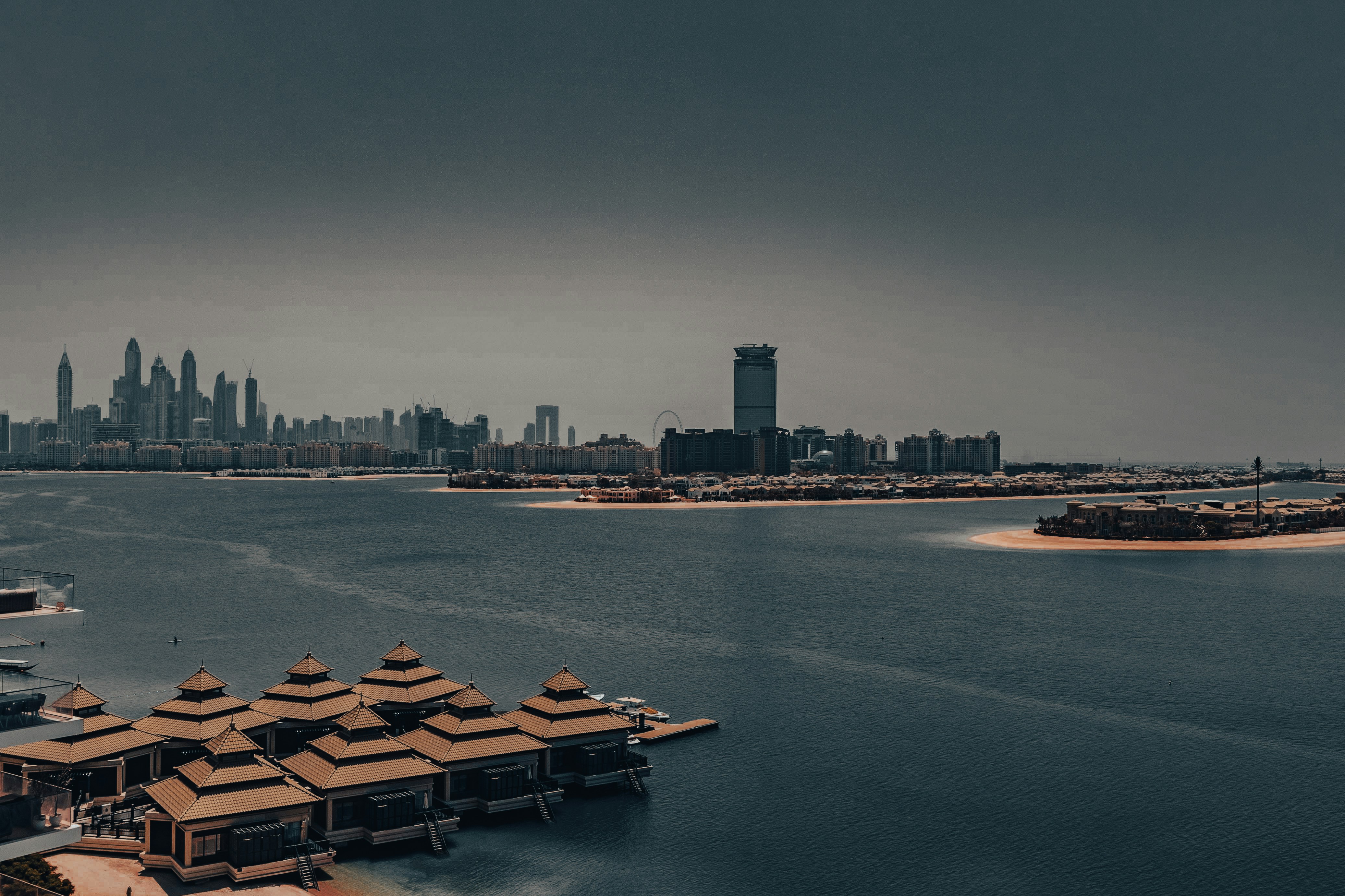 Um grande corpo de água com uma cidade ao fundo