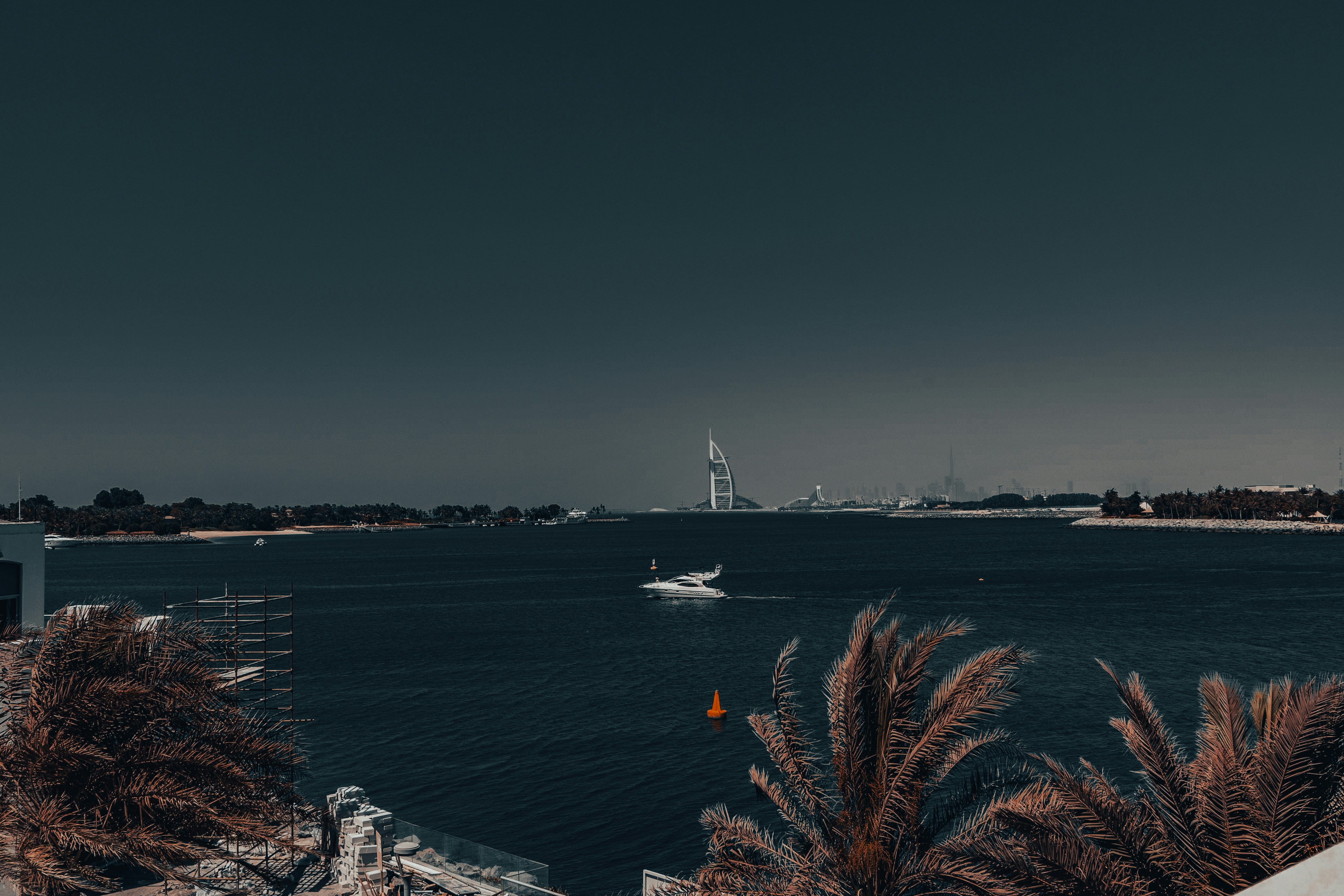 Uma foto em preto e branco de um barco na água