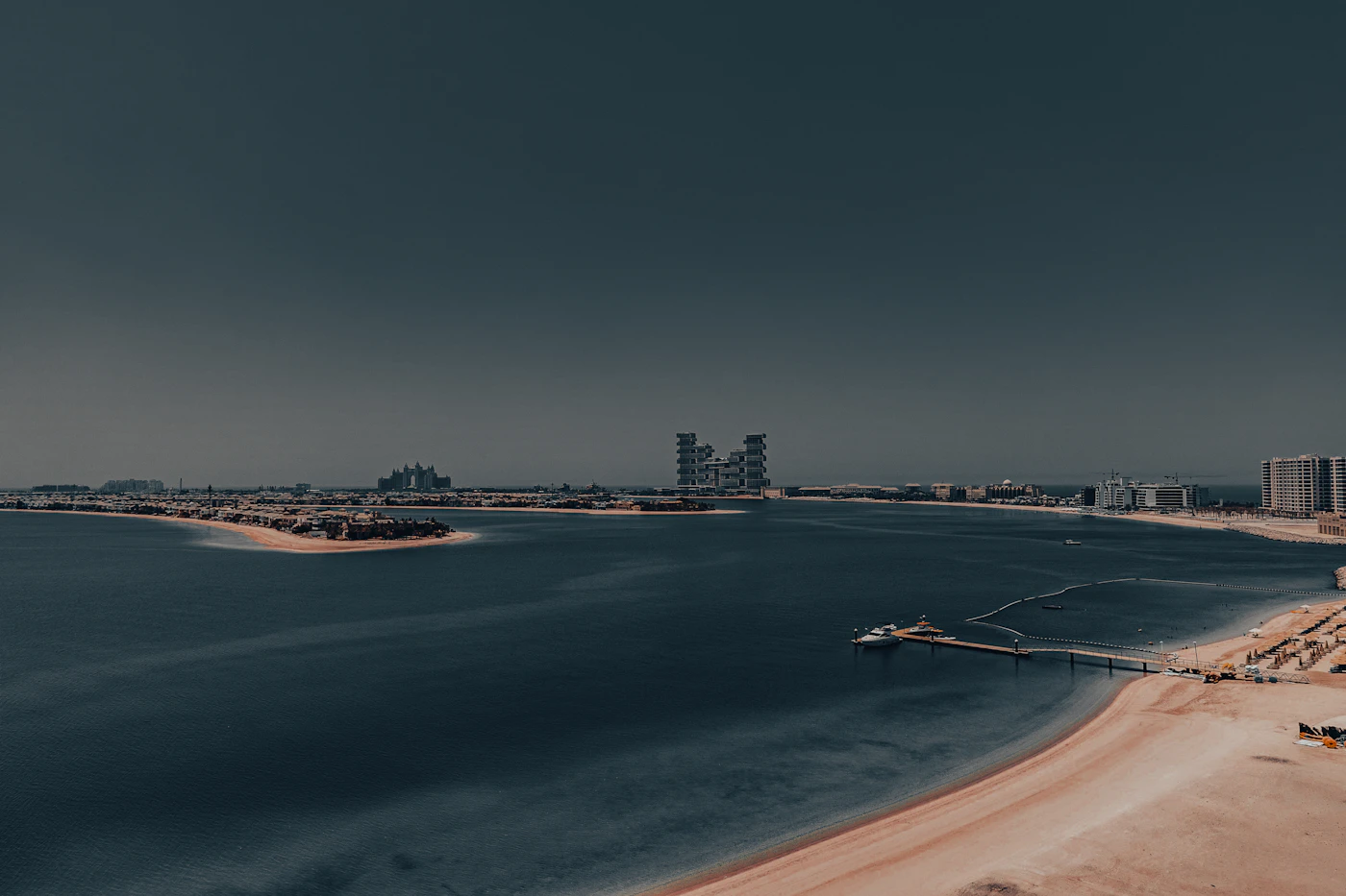 Strand und Stadtansicht von Palm Jumeirah aus der Luft