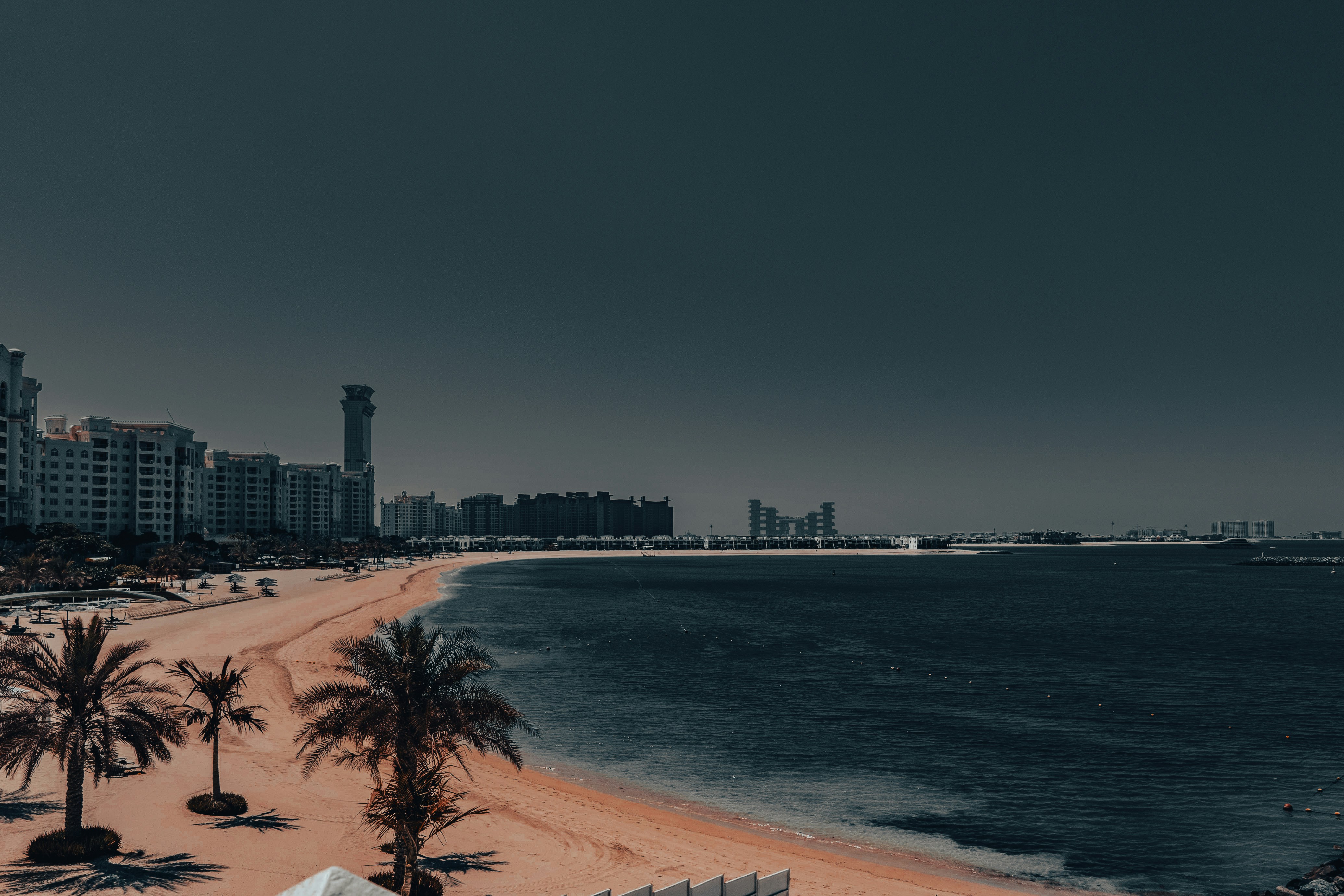 Uma vista de uma praia com uma cidade ao fundo