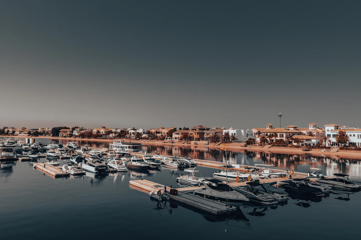 Boote und Küstenbebauung rund um Palm Jumeirah