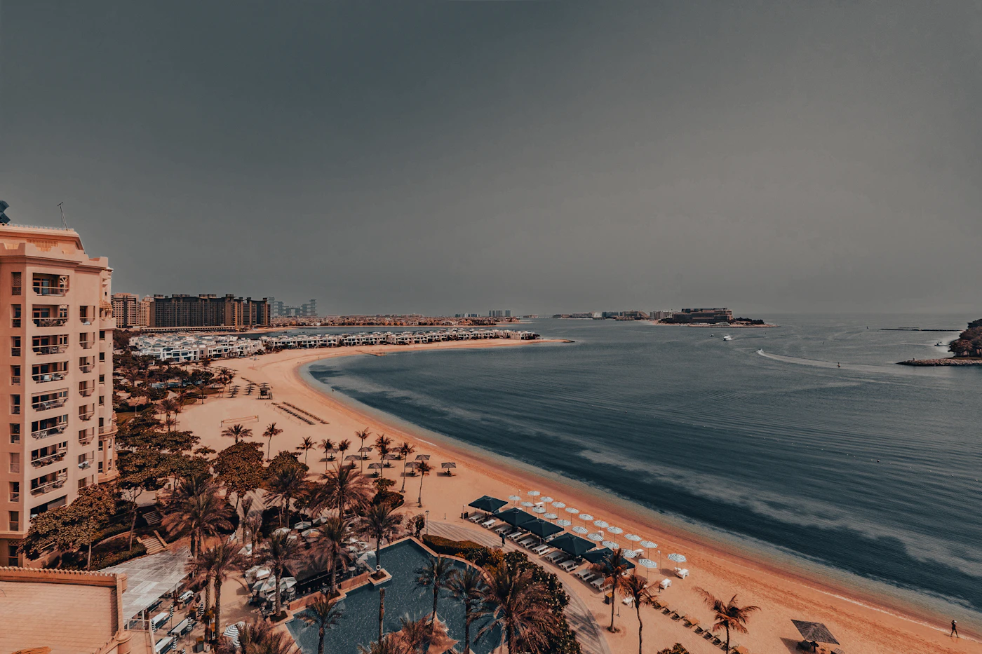Strand und Skyline an Palm West Beach auf Palm Jumeirah