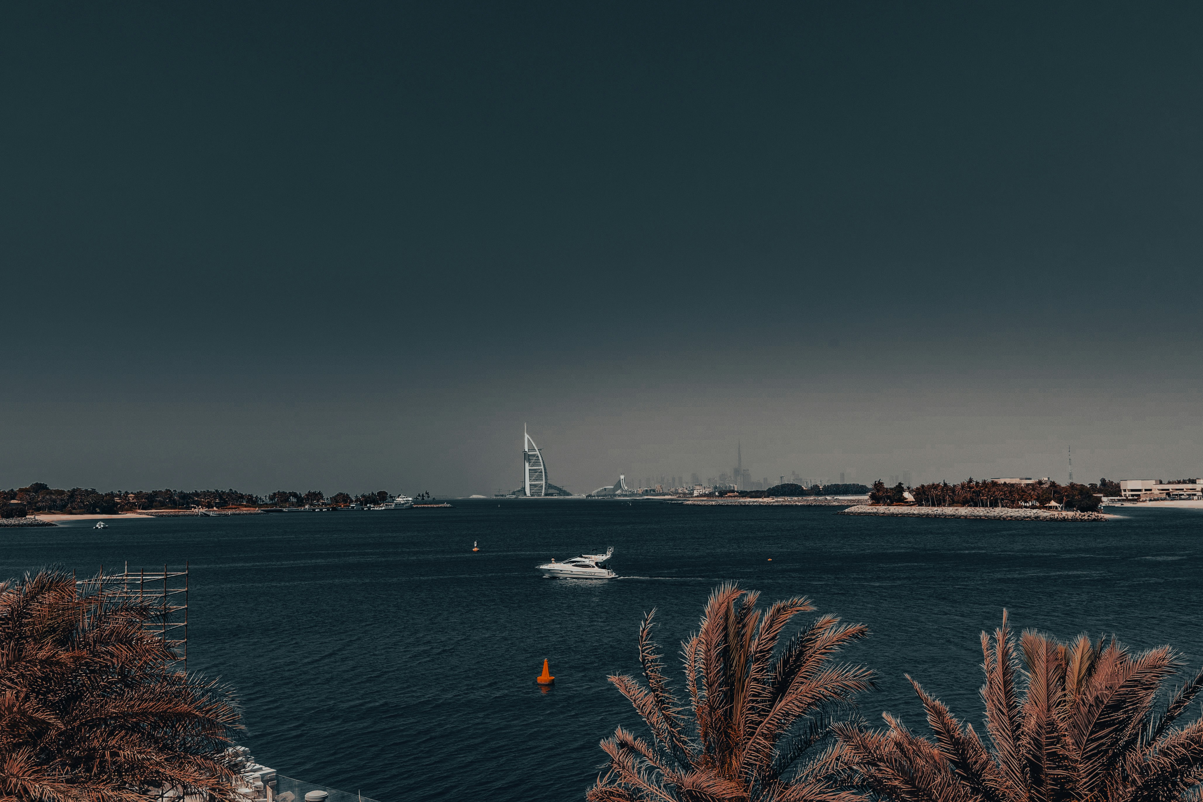 Um corpo de água com um barco à distância