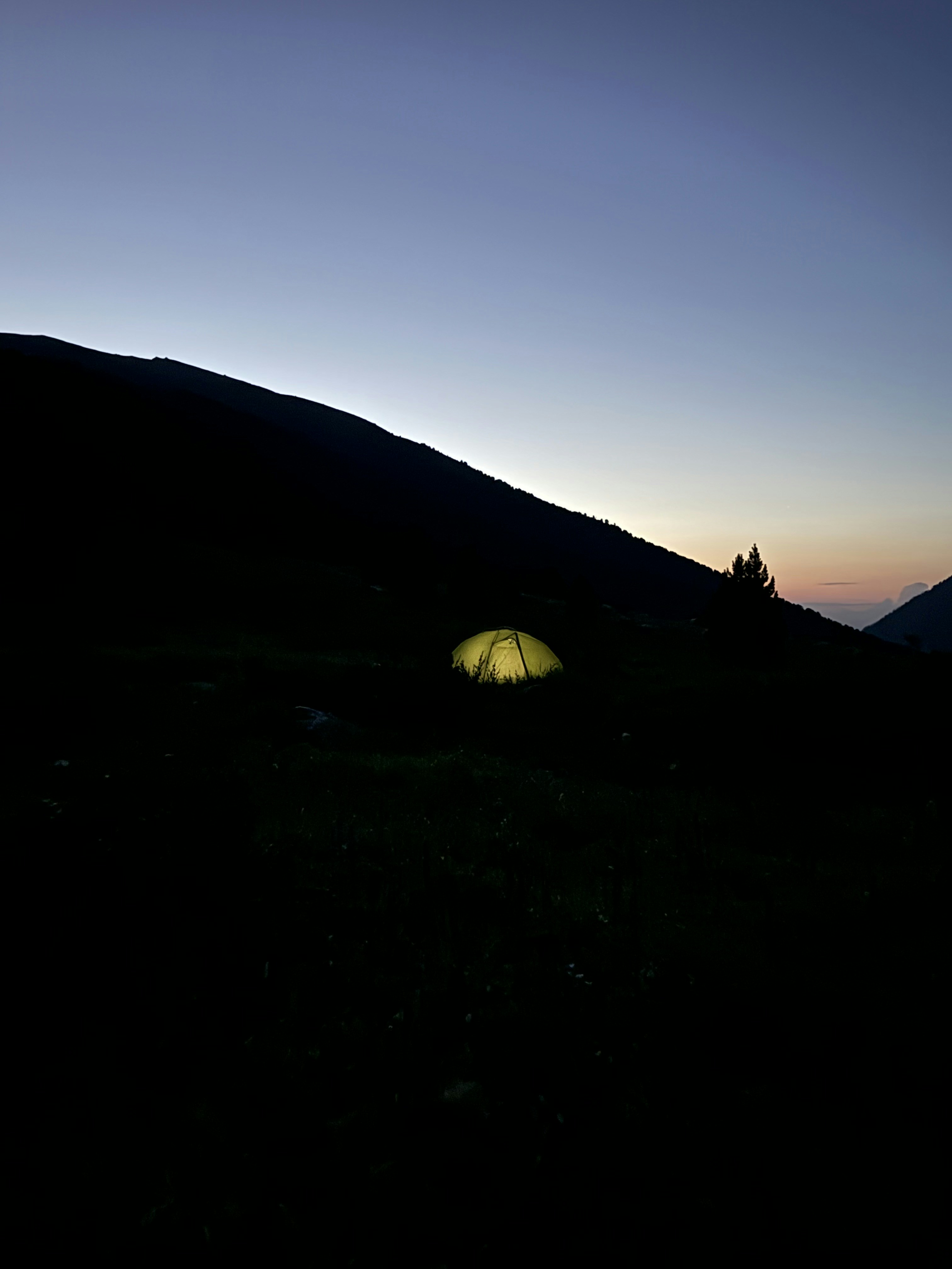 Ultralight tent mountain sunset, ilustrasi artikel The Best Lightweight Shelters for Fast and Light Hiking: Go Further, Carry Less 4