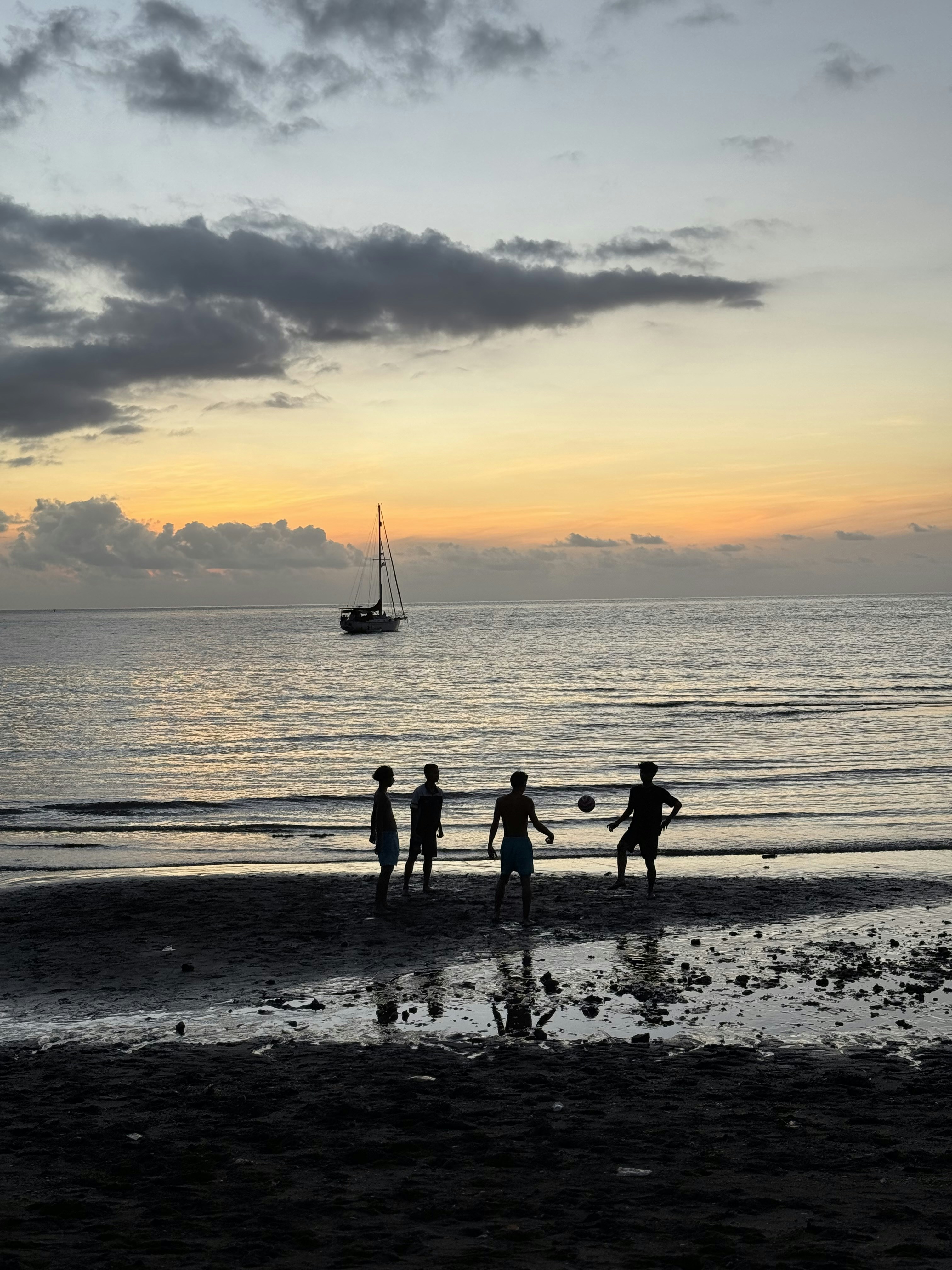 Un gruppo di persone in piedi in cima a una spiaggia