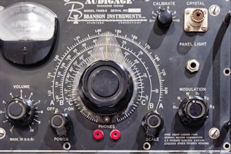 A close up of an old fashioned radio