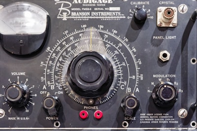 A close up of an old fashioned radio