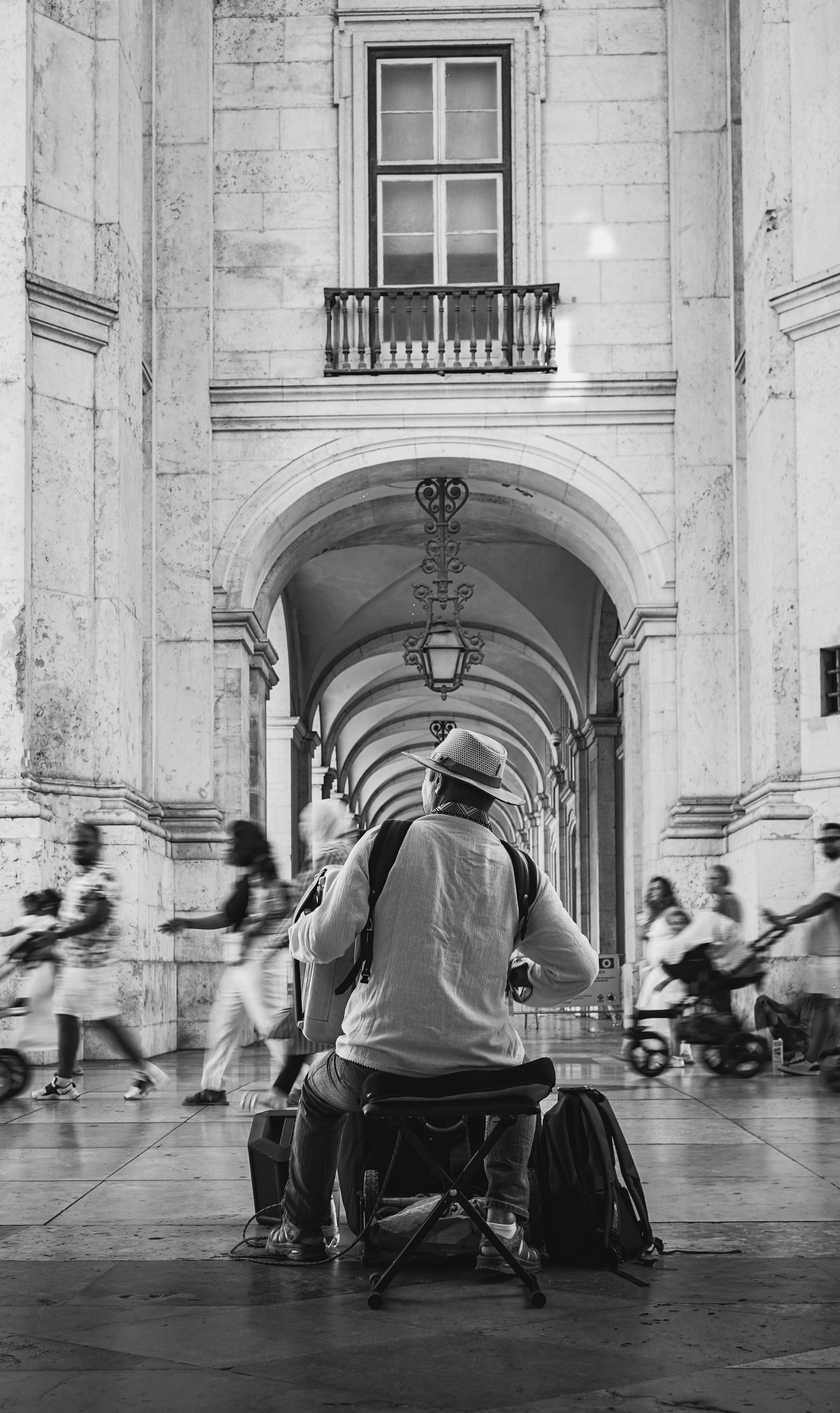 의자에 앉아 있는 남자의 흑백 사진