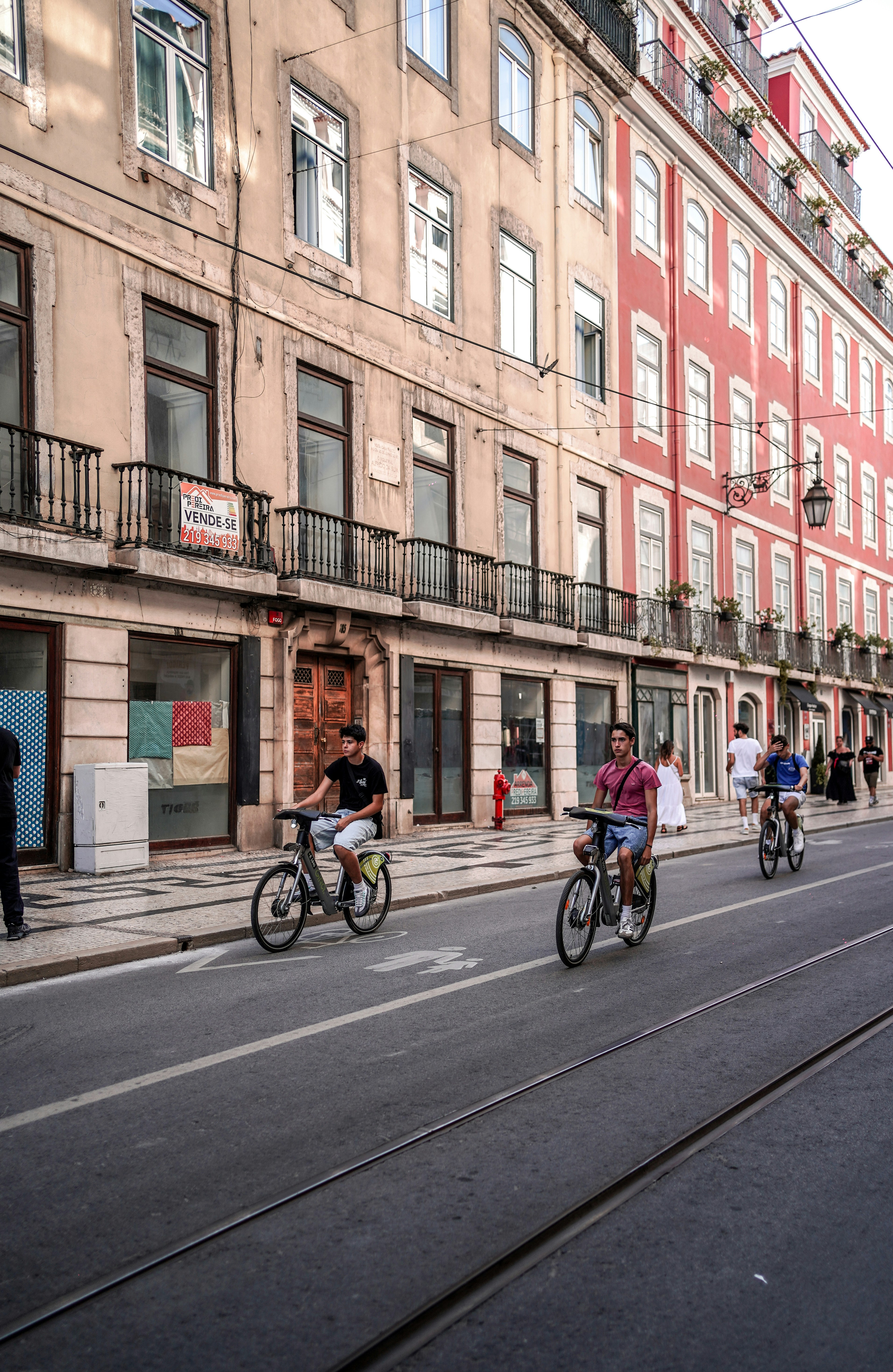 자전거를 타고 거리를 걷고 있는 한 무리의 사람들