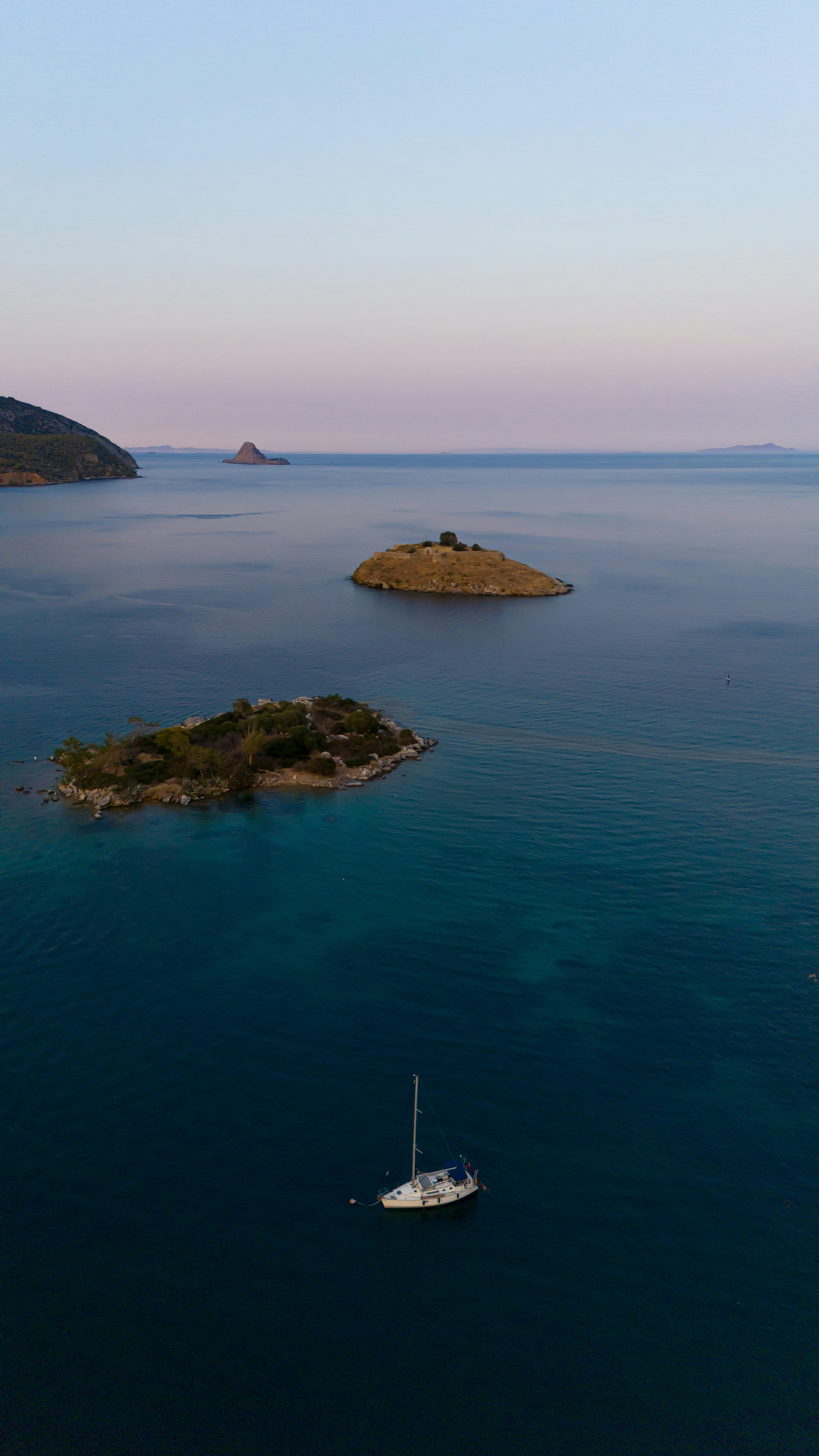Un petit bateau flottant au-dessus d’un plan d’eau