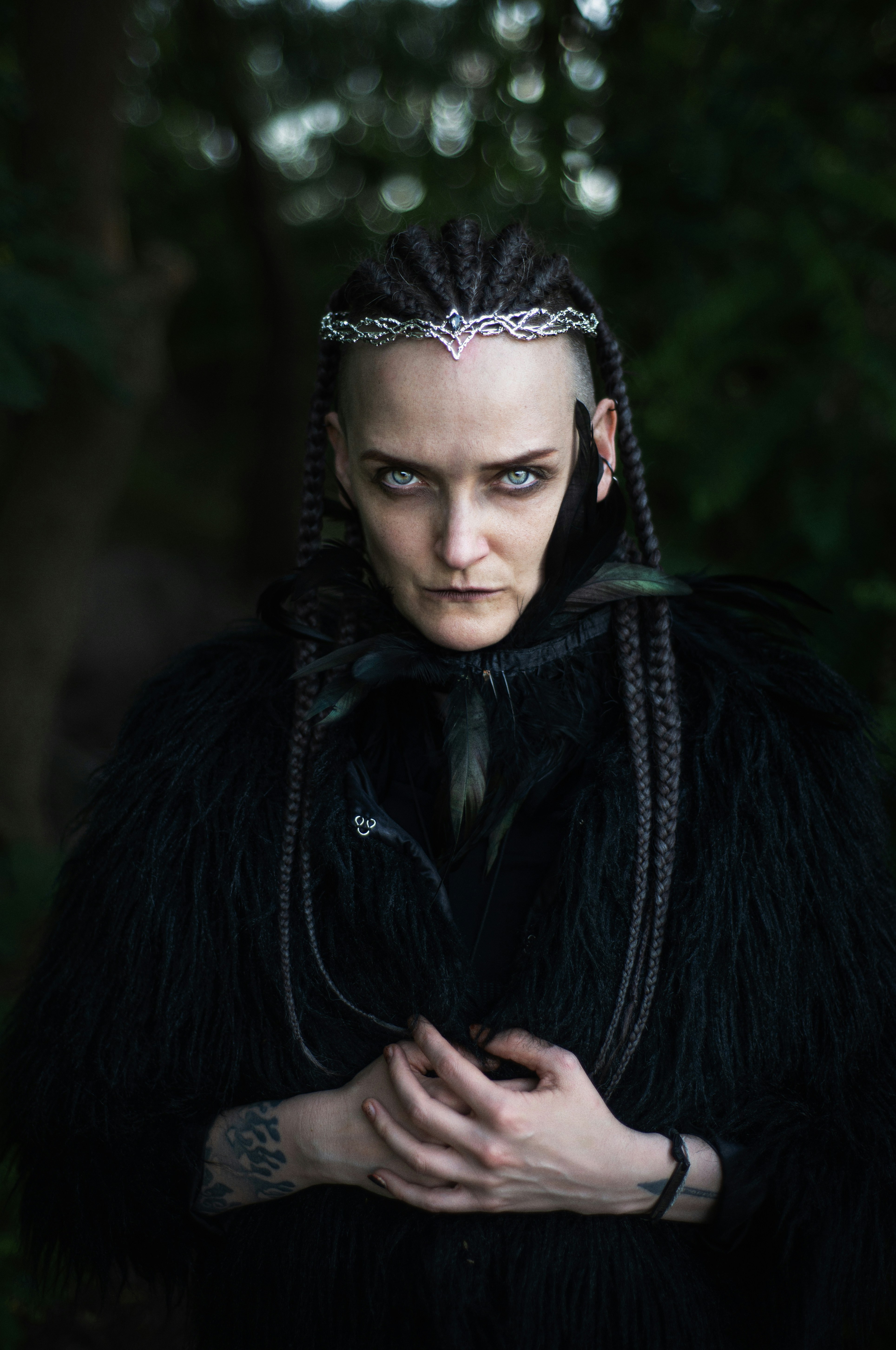 Une femme avec des tresses et une couronne sur la tête