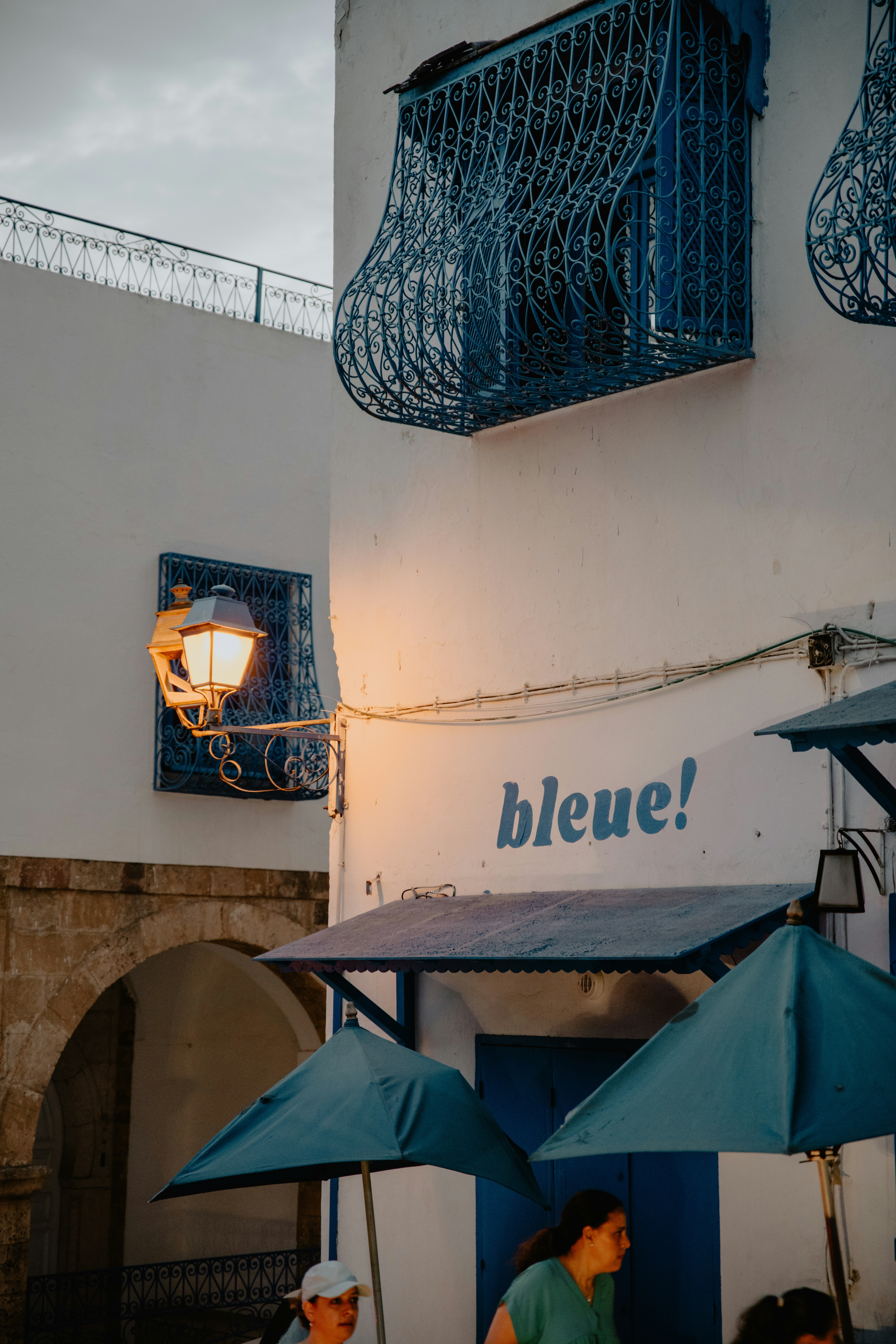 um, grupo, de, pessoas, sentando, em, tabelas, sob, guarda-chuvas