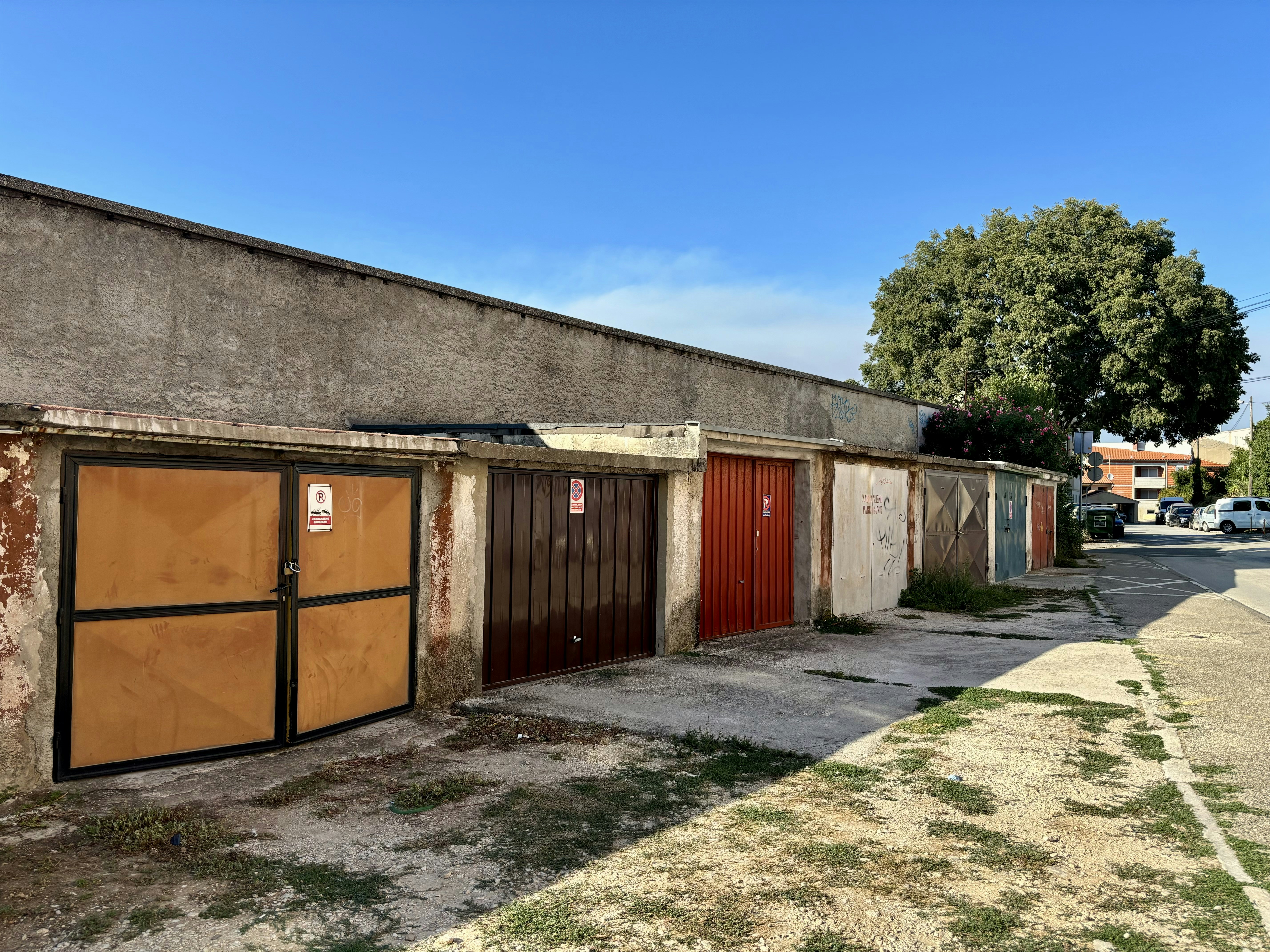 Eine Reihe von Garagen, die nebeneinander stehen