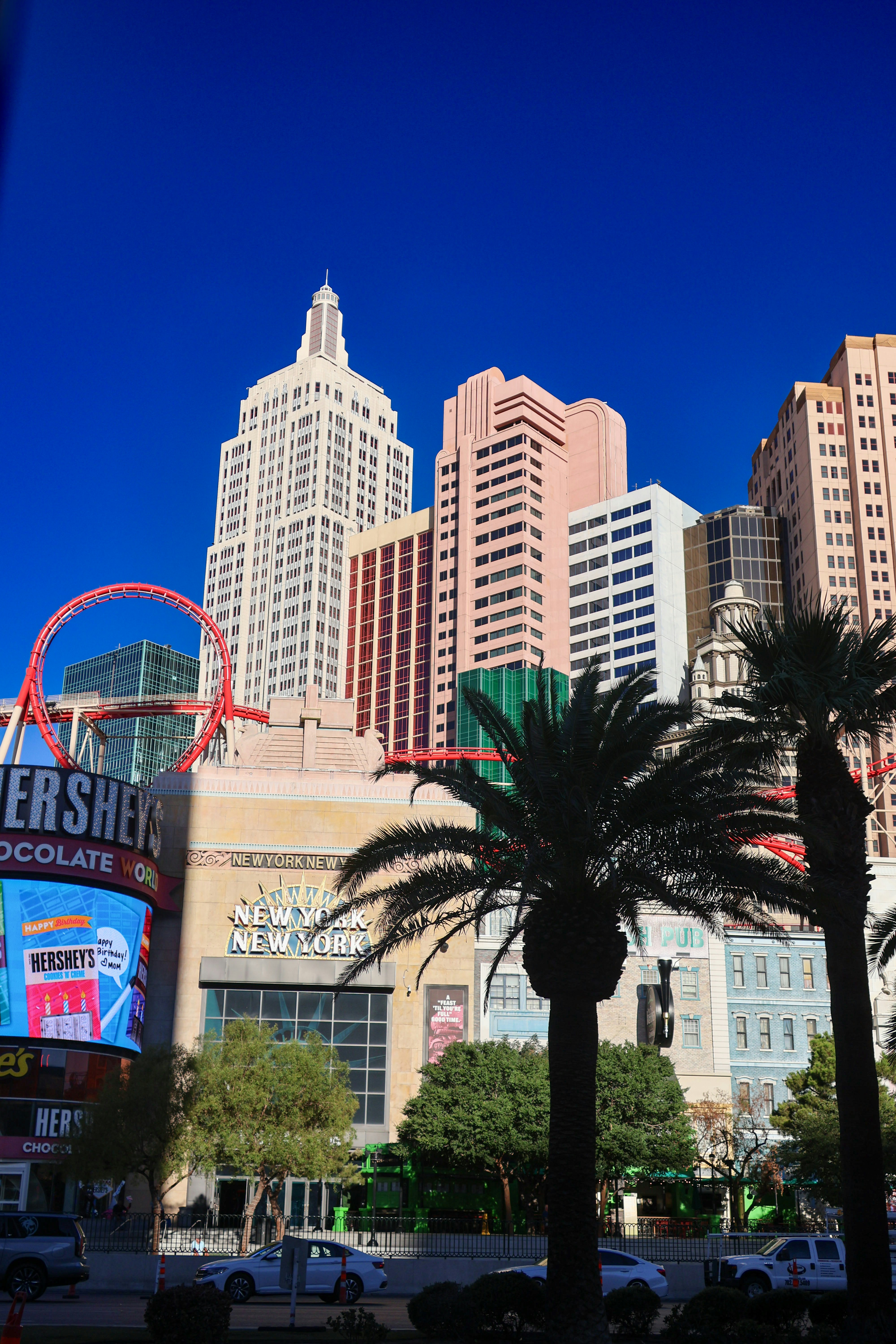 Uma vista de uma cidade do outro lado da rua