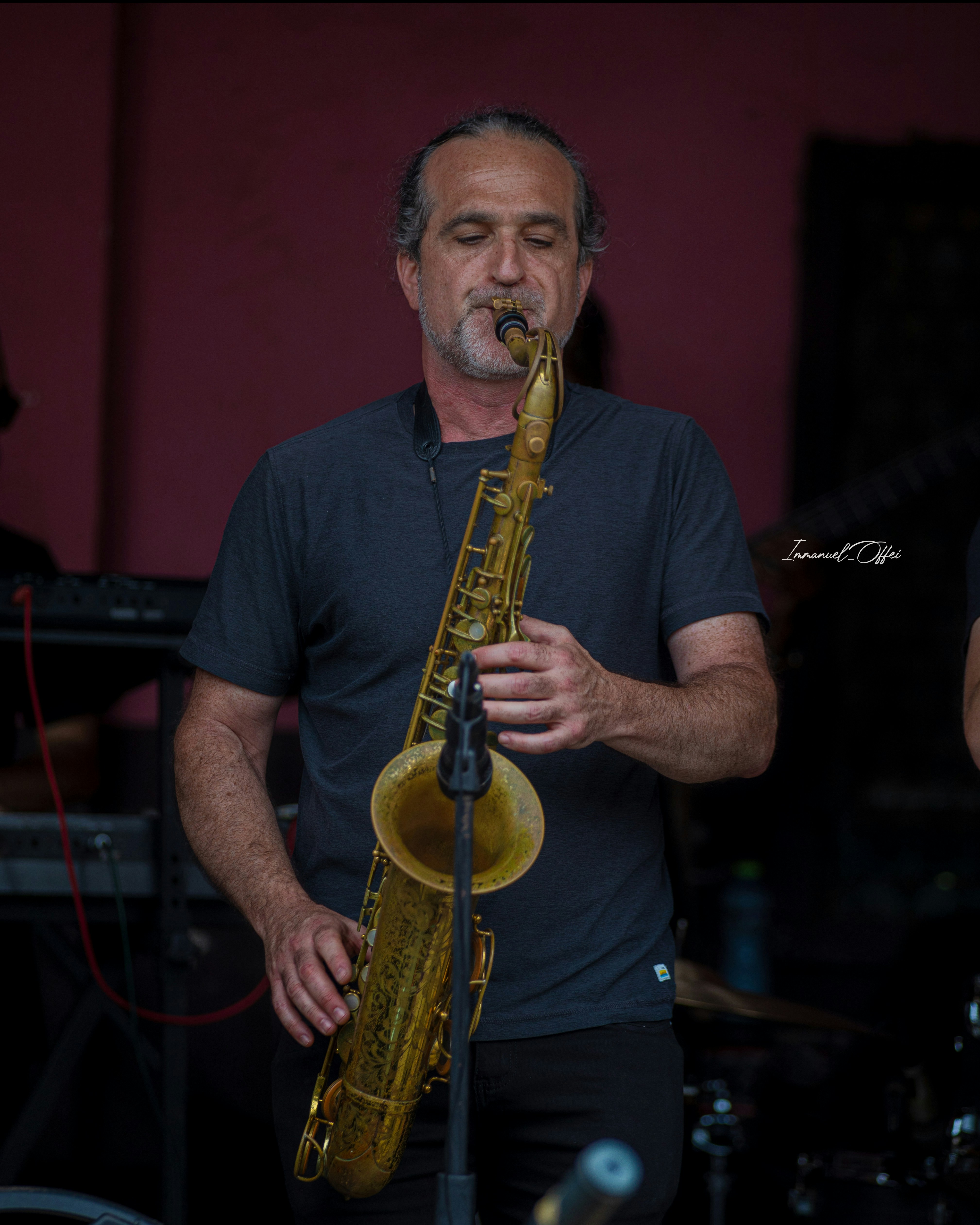 Um homem tocando saxofone em um palco