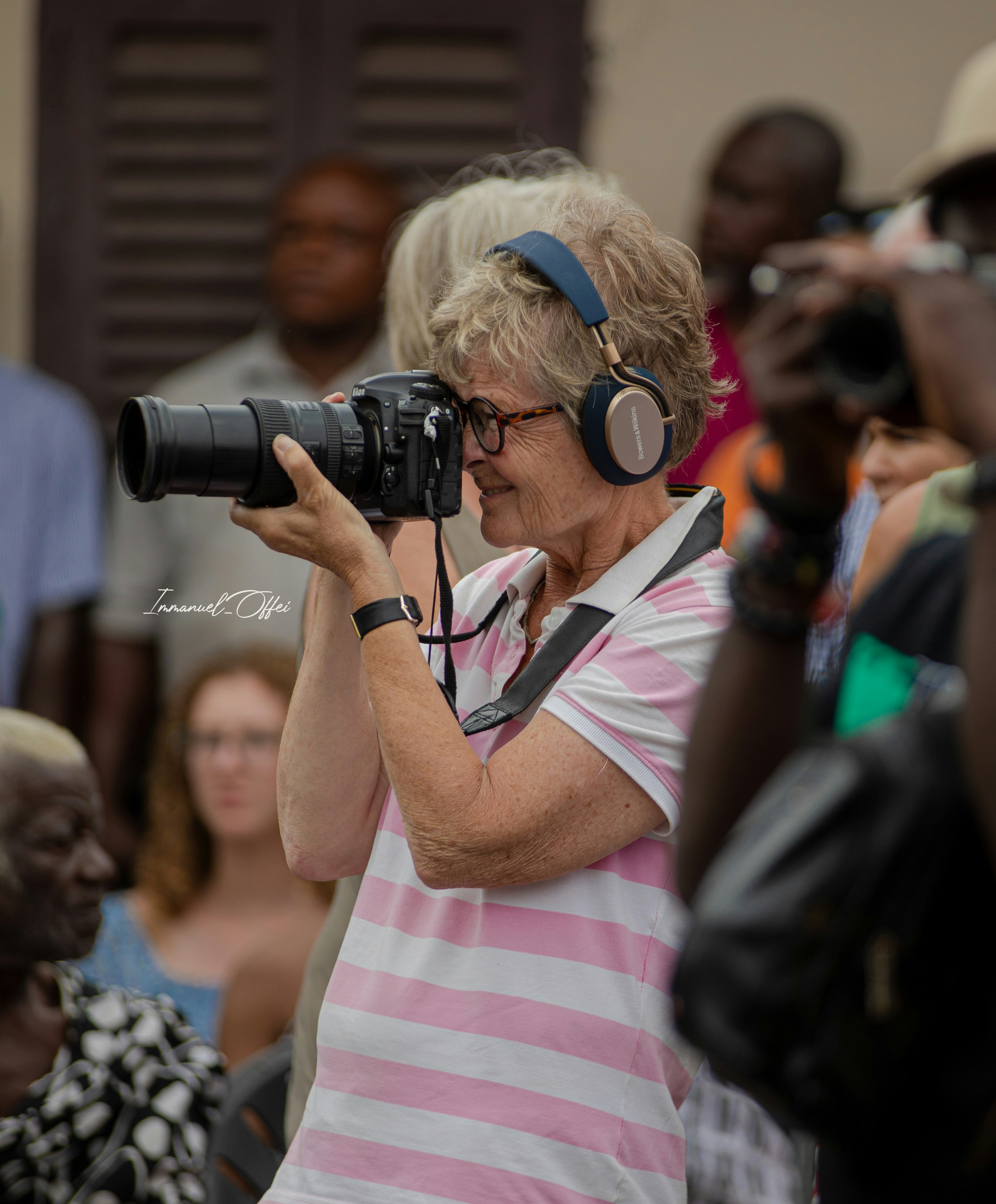 Uma mulher com fones de ouvido e uma câmera
