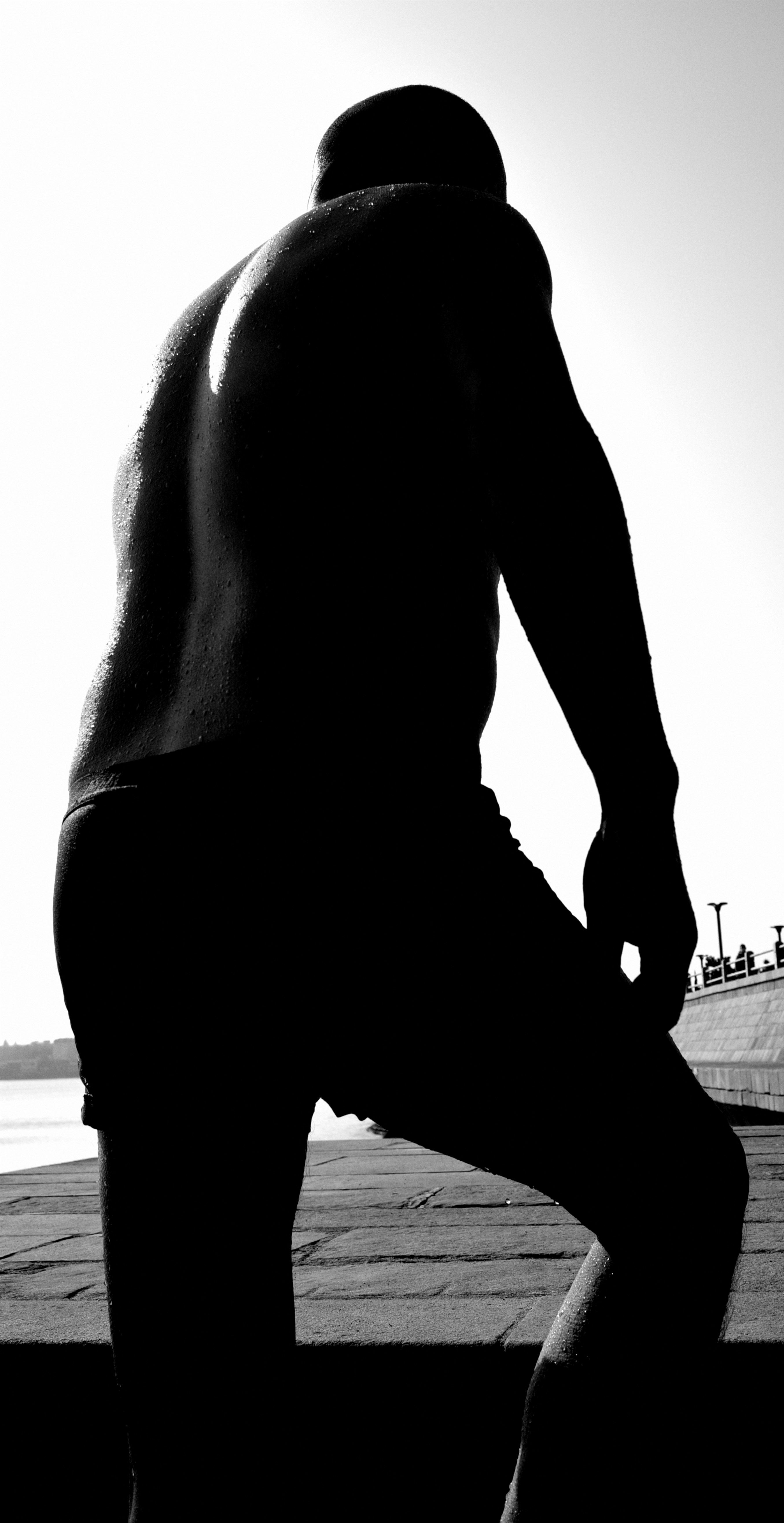 Una foto in bianco e nero di un uomo su uno skateboard