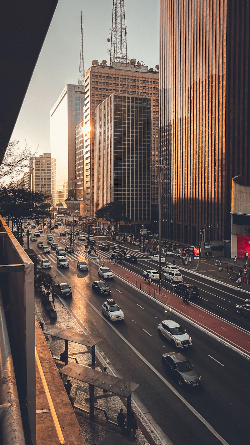Trânsito de carros em avenida de São Paulo