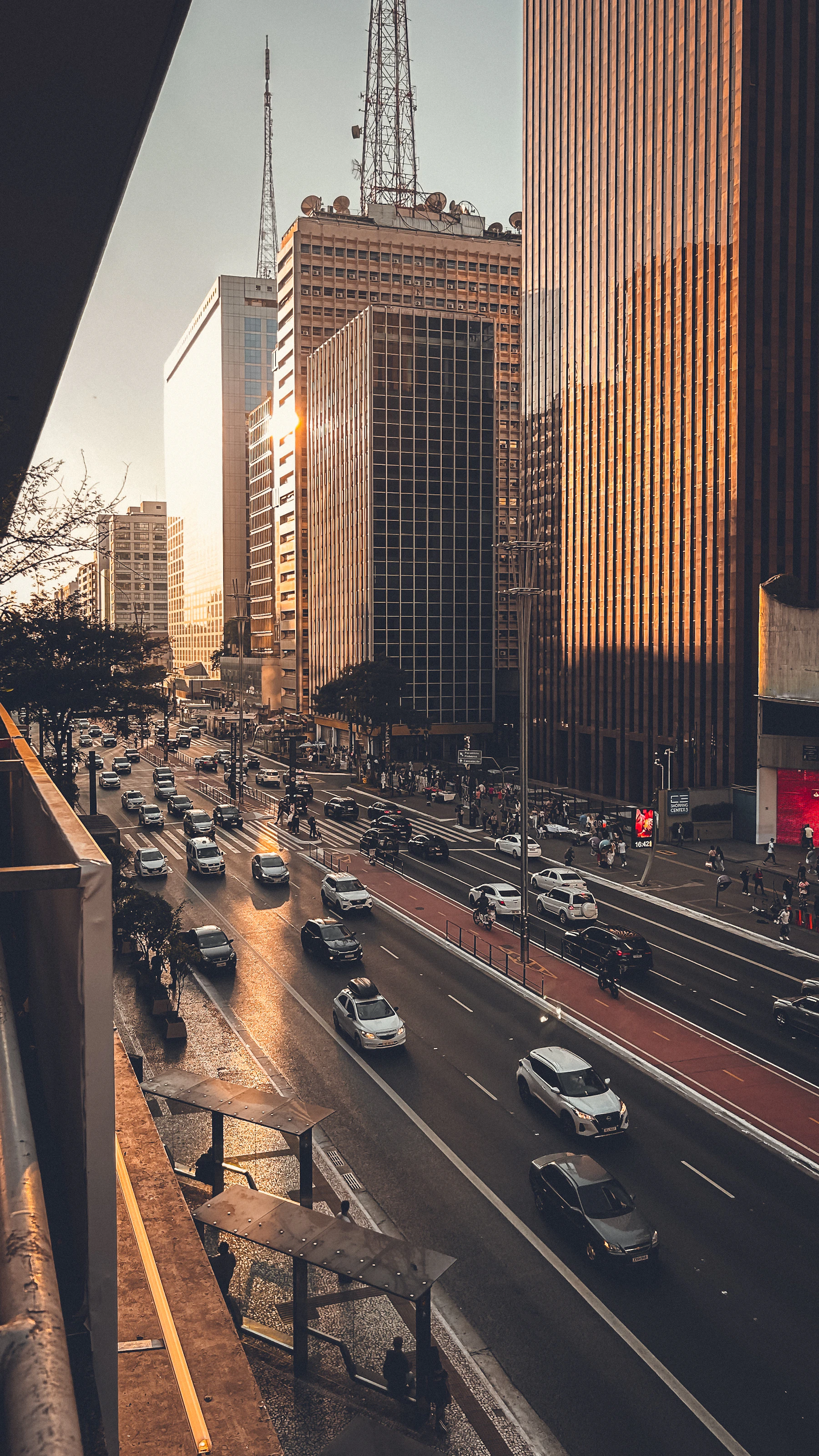 Busy traffic on Avenida Paulista in São Paulo, Brazil — a high-pedestrian corridor where ATM and distraction scams target tourists. Photo by Vitor Mendes Stafusa
