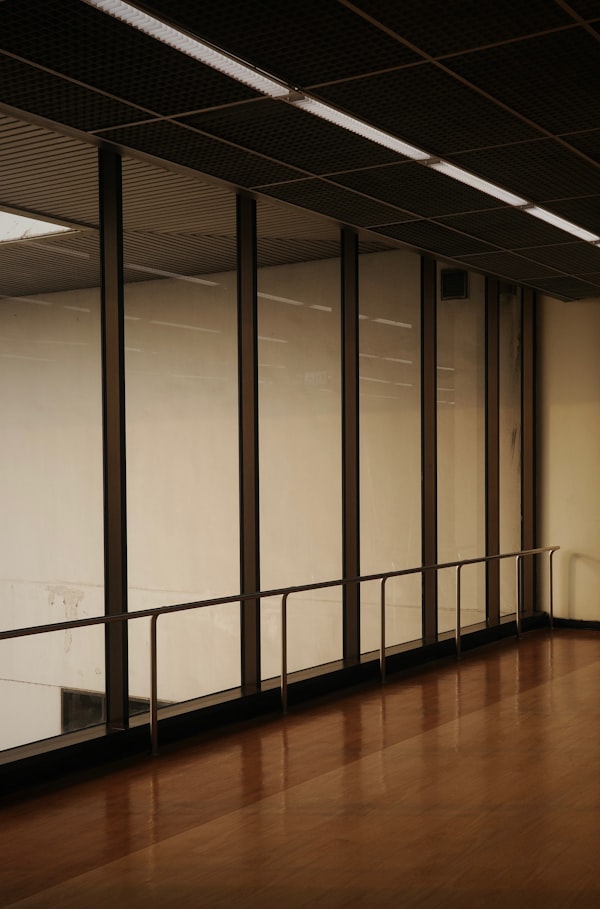 Moderner Proberaum mit Glasfront