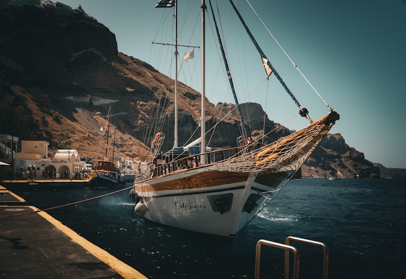 Voilier élégant au port