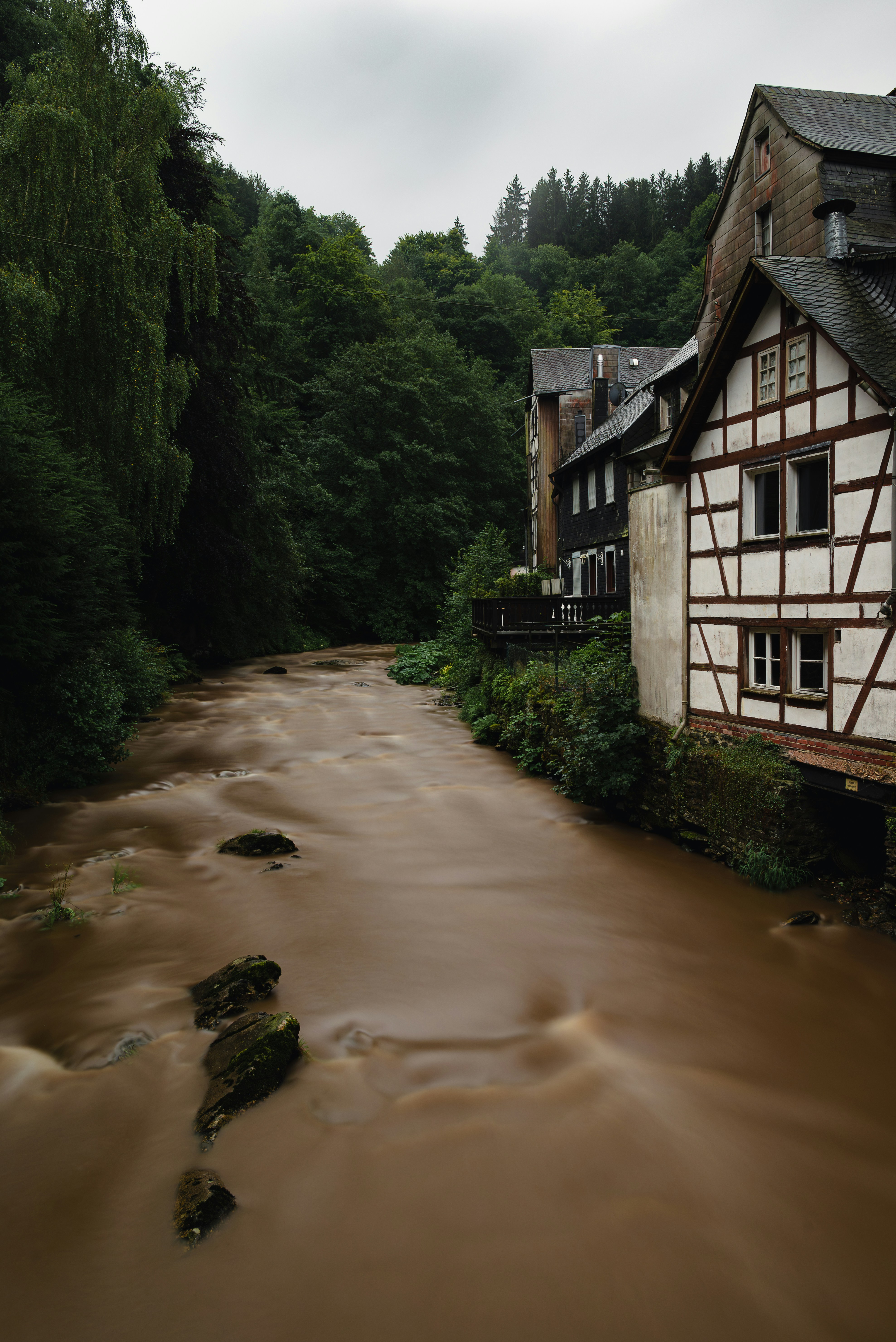 Ein Fluss, der durch eine kleine Stadt fließt, die von Bäumen umgeben ist