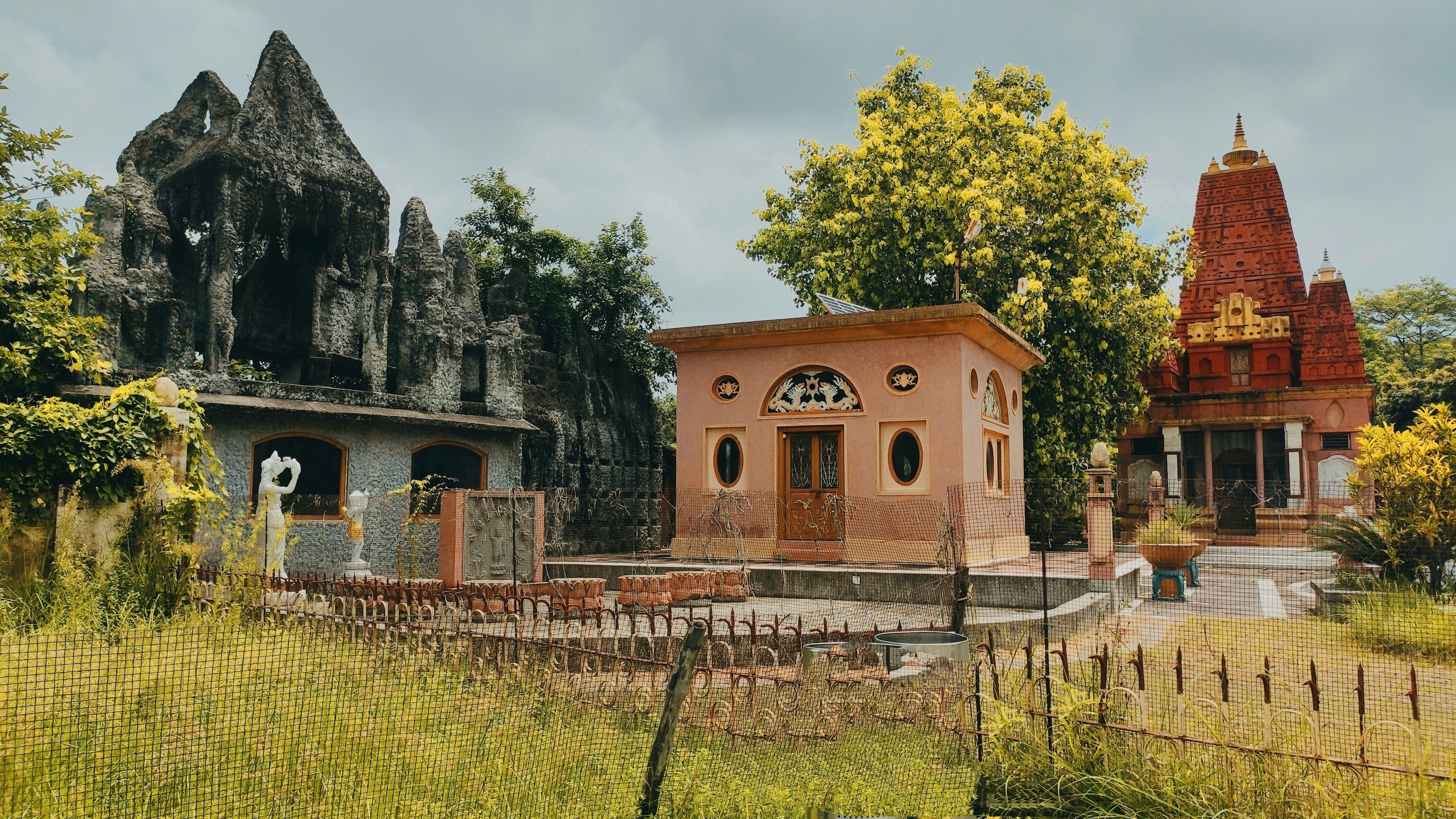 Sebuah bangunan besar dengan menara jam di tengah lapangan