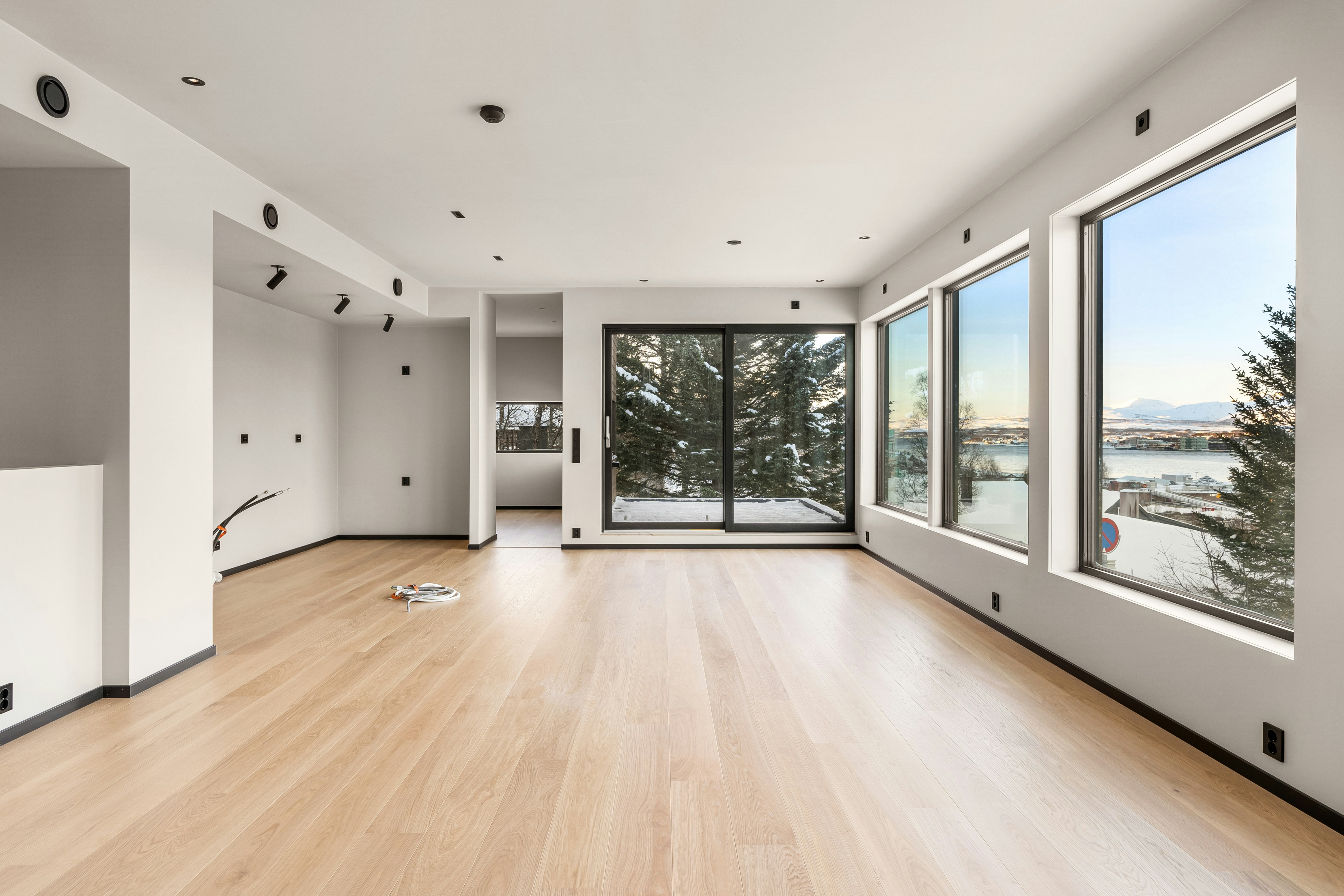 A large empty room with a lot of windows photo – Free Image on Unsplash, image size:3000x2000