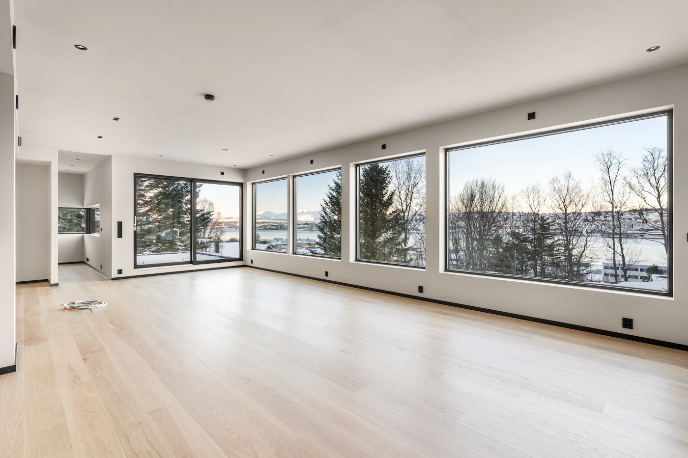 Intérieur lumineux et vide d’une maison contemporaine proposée à l’achat
