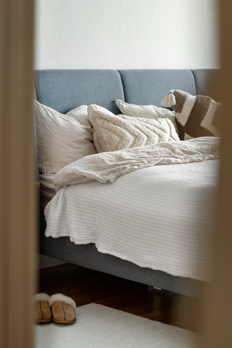 Frisch bezogenes Bett mit heller Bettwäsche