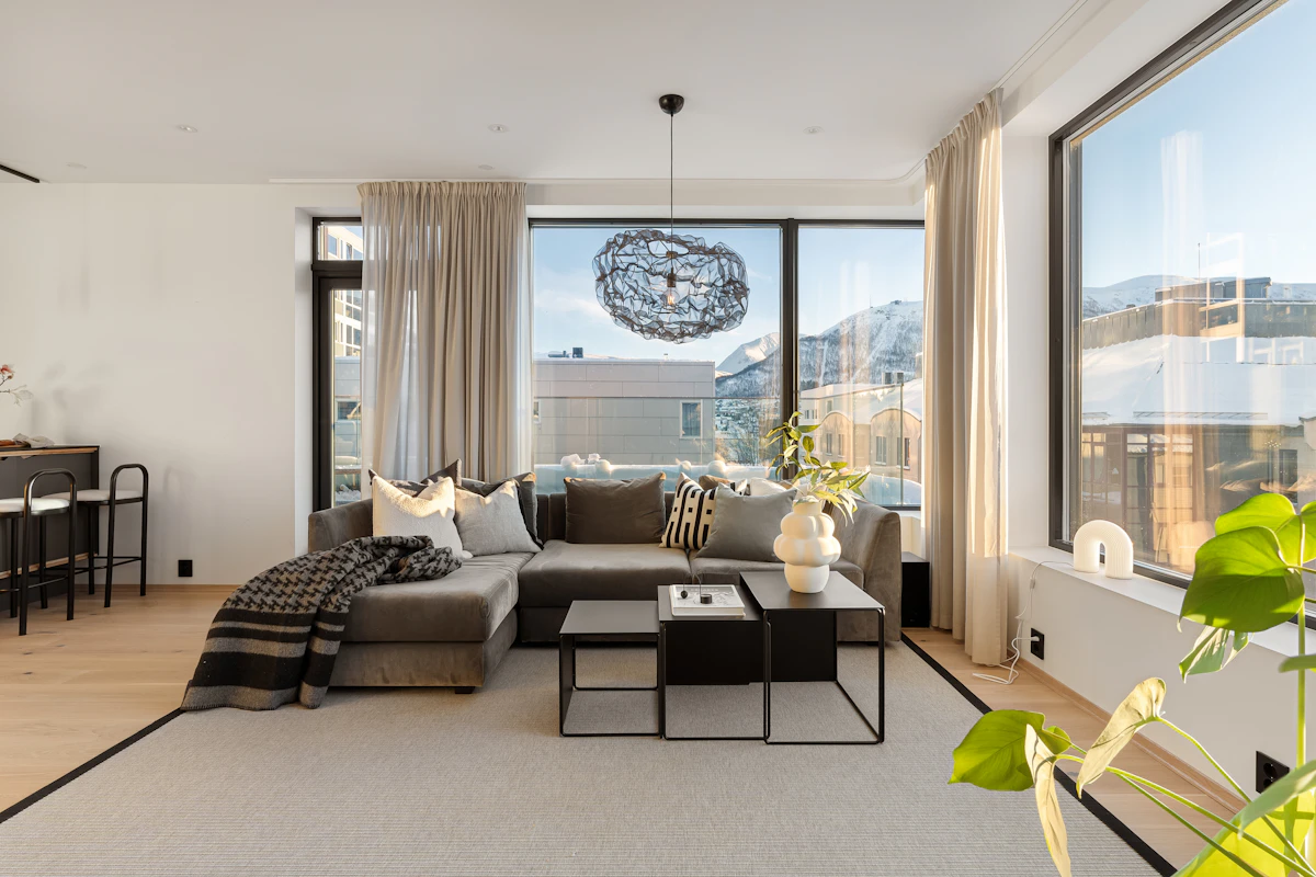 Ambiente moderno decorado com mobiliário contemporâneo