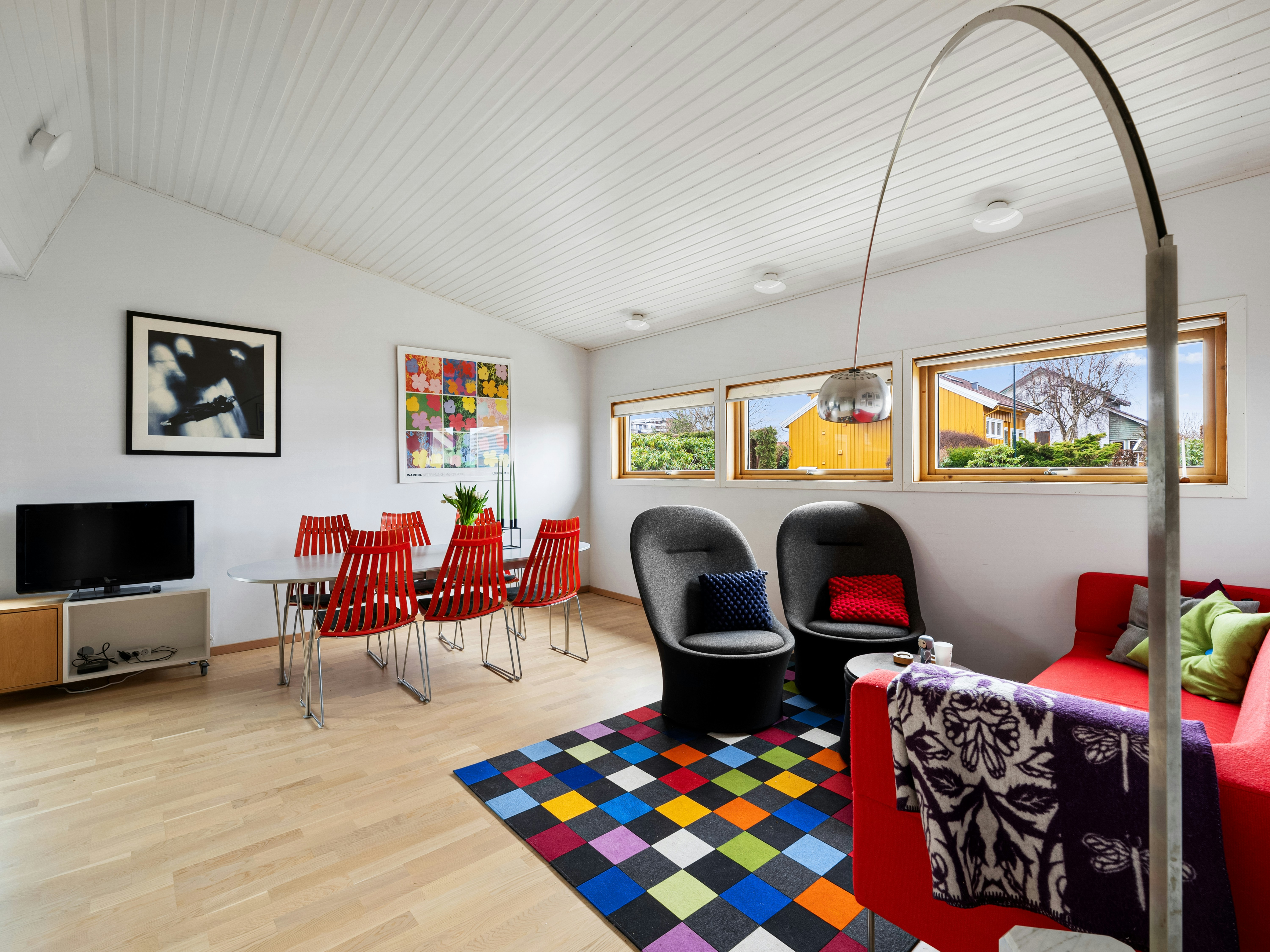Salon moderne avec un tapis berbère coloré