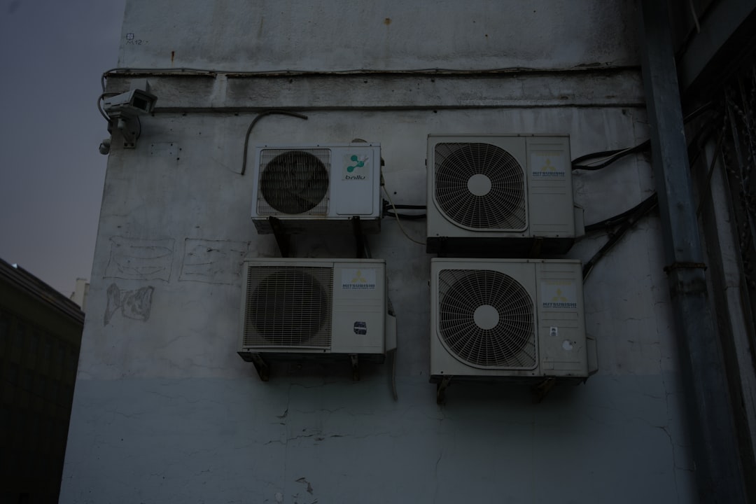 digital エアコン つかない A group of speakers mounted to the side of a building