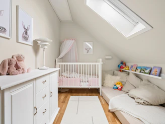 Een veilige en gezonde babykamer inrichting met een stralingsarme babyfoon op afstand van het bed.